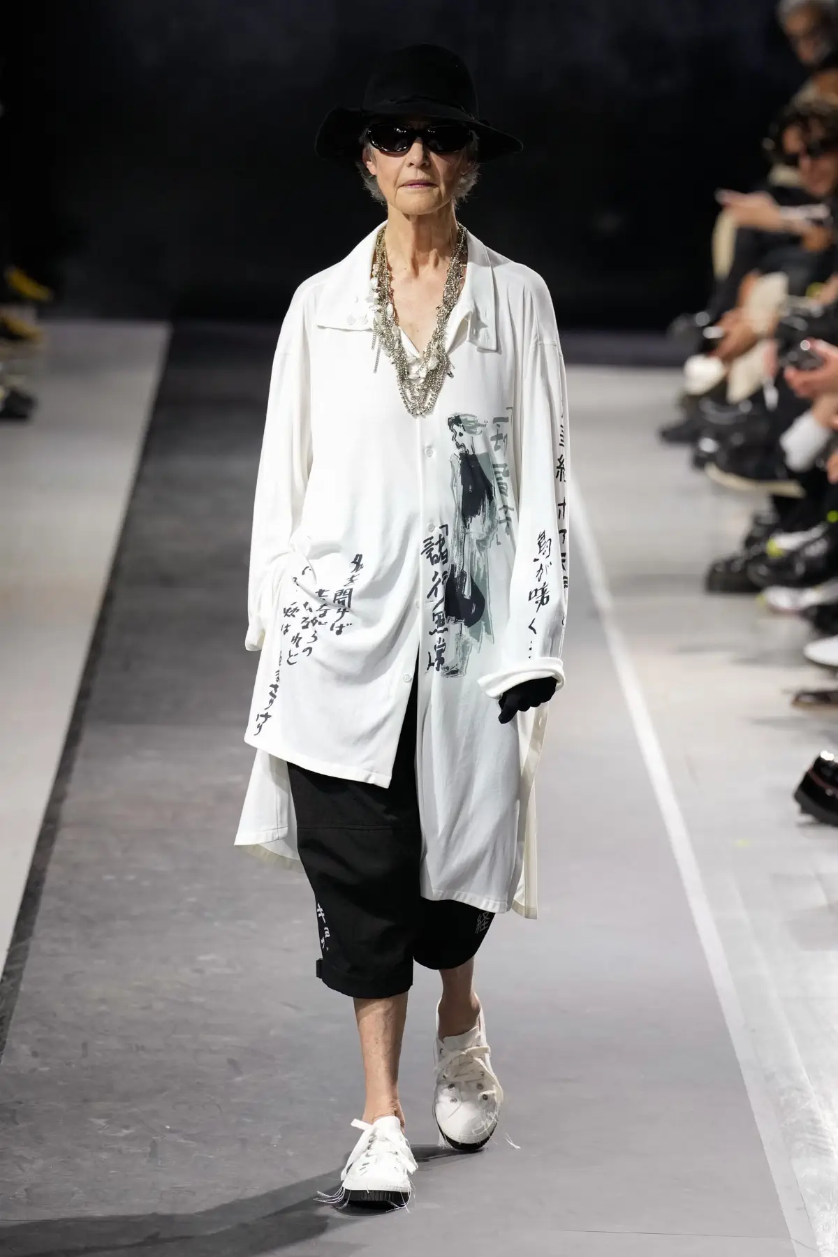 La collection Printemps 2025 de Yohji Yamamoto embrasse le confort et la légèreté dans un monde troublé