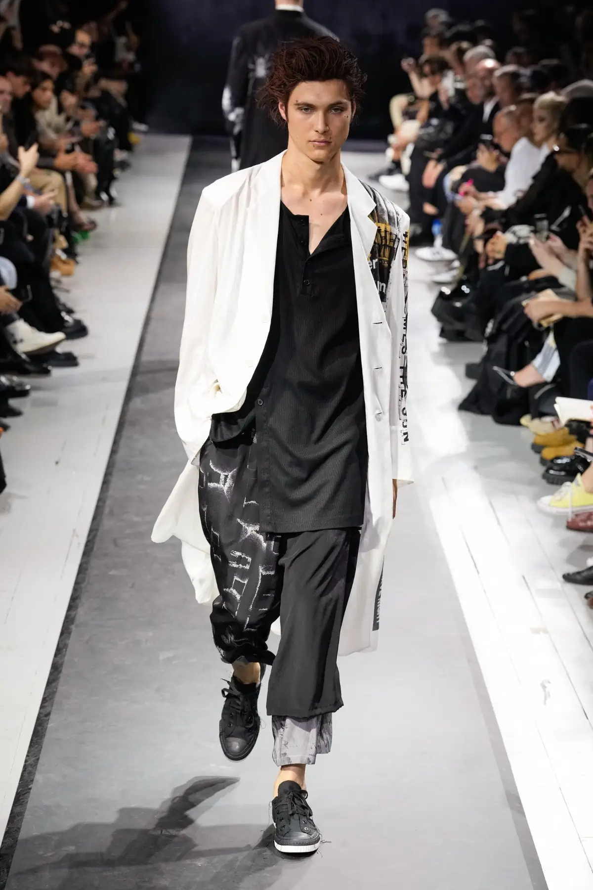 La collection Printemps 2025 de Yohji Yamamoto embrasse le confort et la légèreté dans un monde troublé