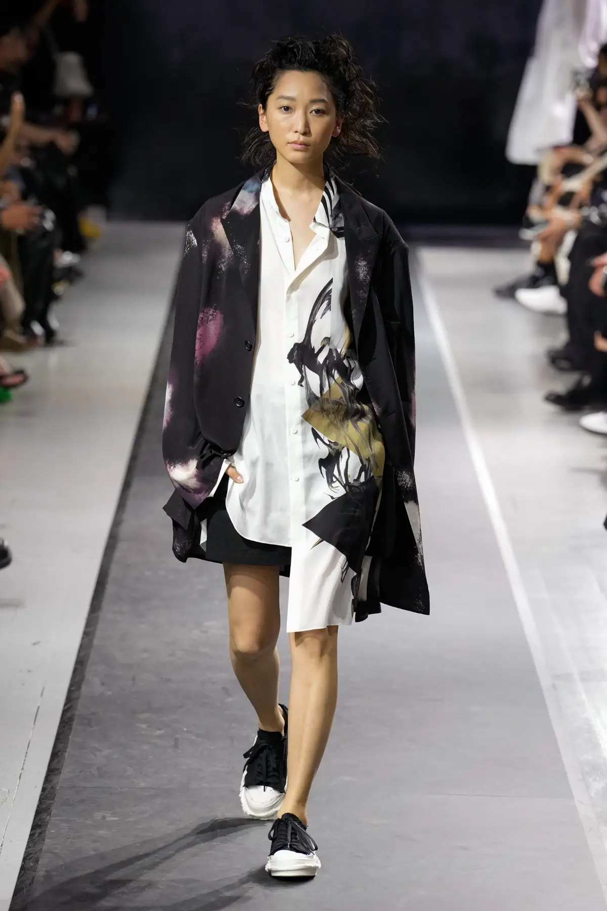 La collection Printemps 2025 de Yohji Yamamoto embrasse le confort et la légèreté dans un monde troublé