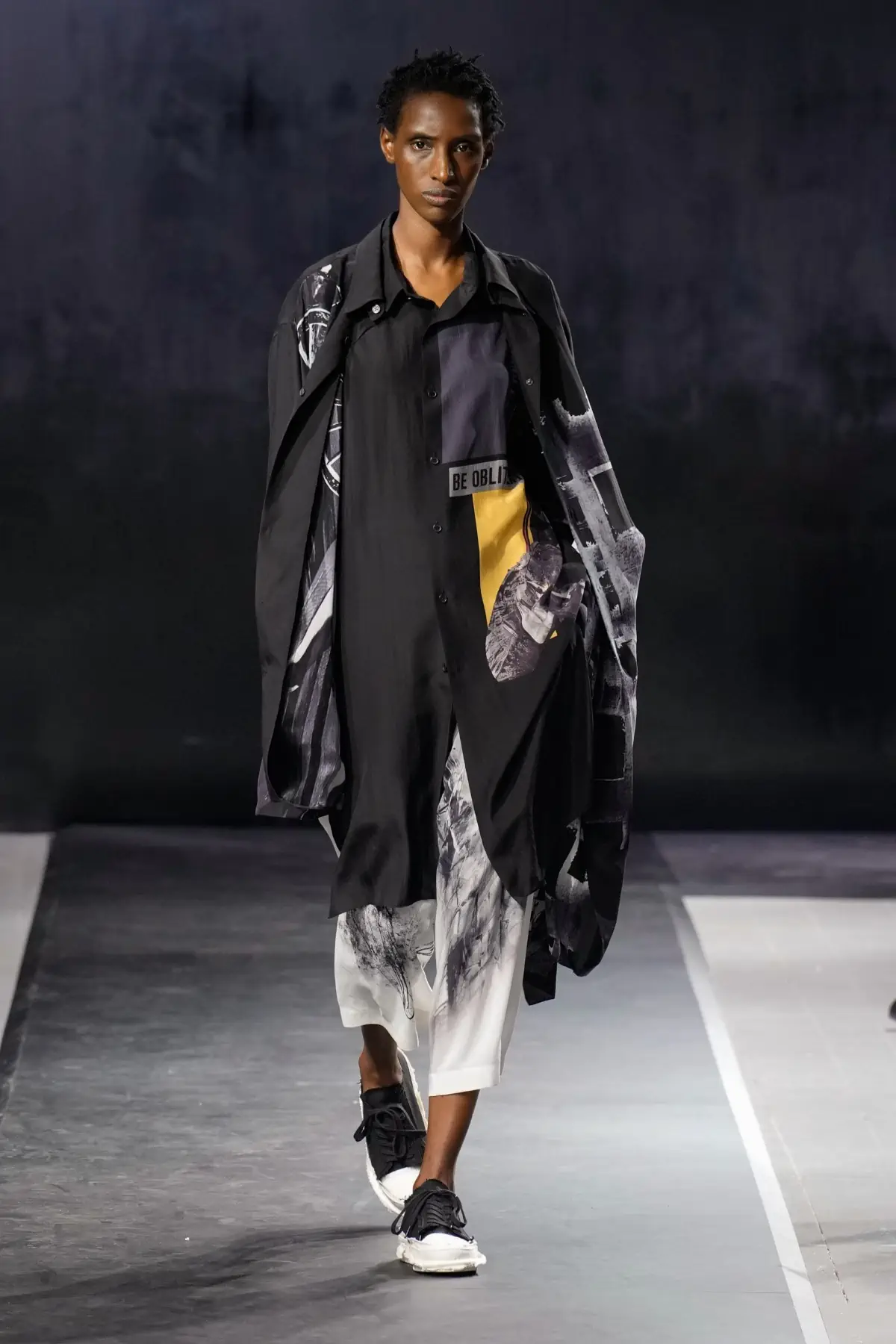 La collection Printemps 2025 de Yohji Yamamoto embrasse le confort et la légèreté dans un monde troublé