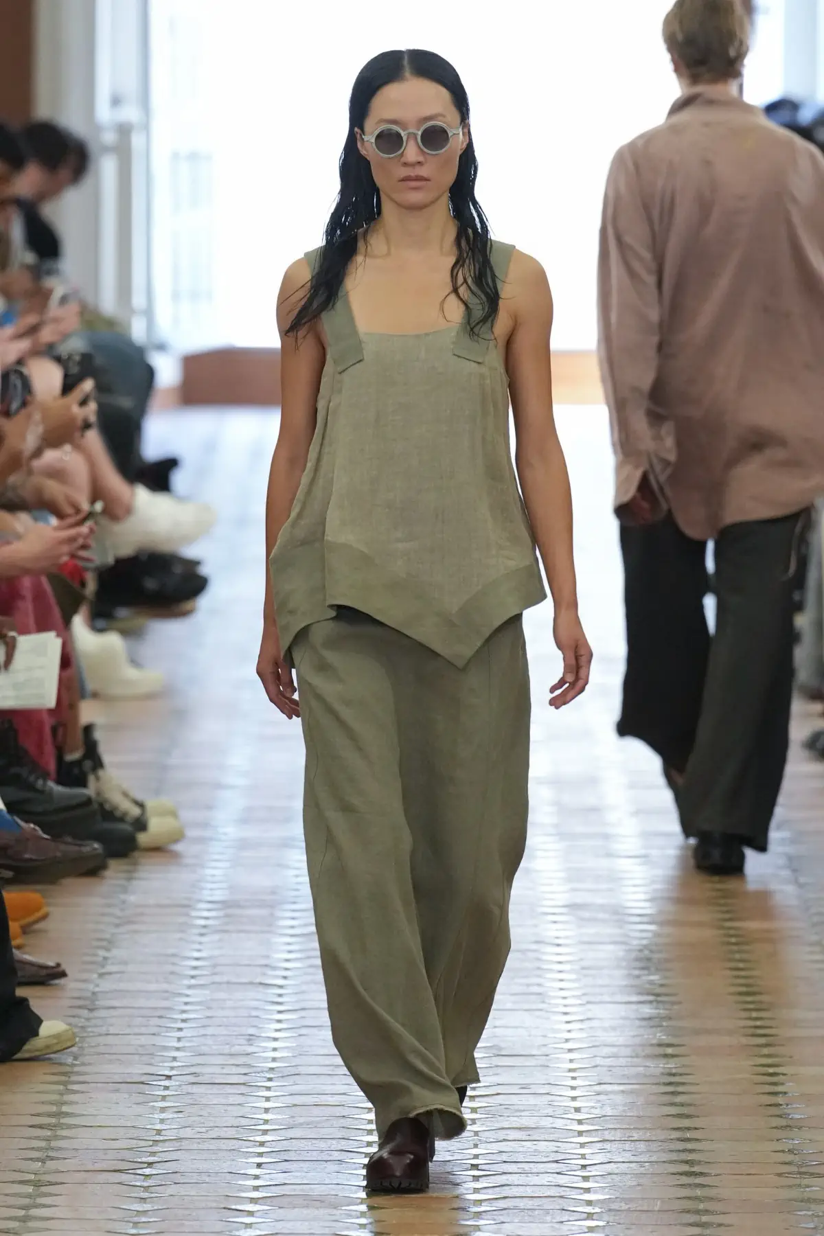 La collection Printemps 2025 de Ziggy Chen, une célébration de la force cachée à travers une beauté décadente