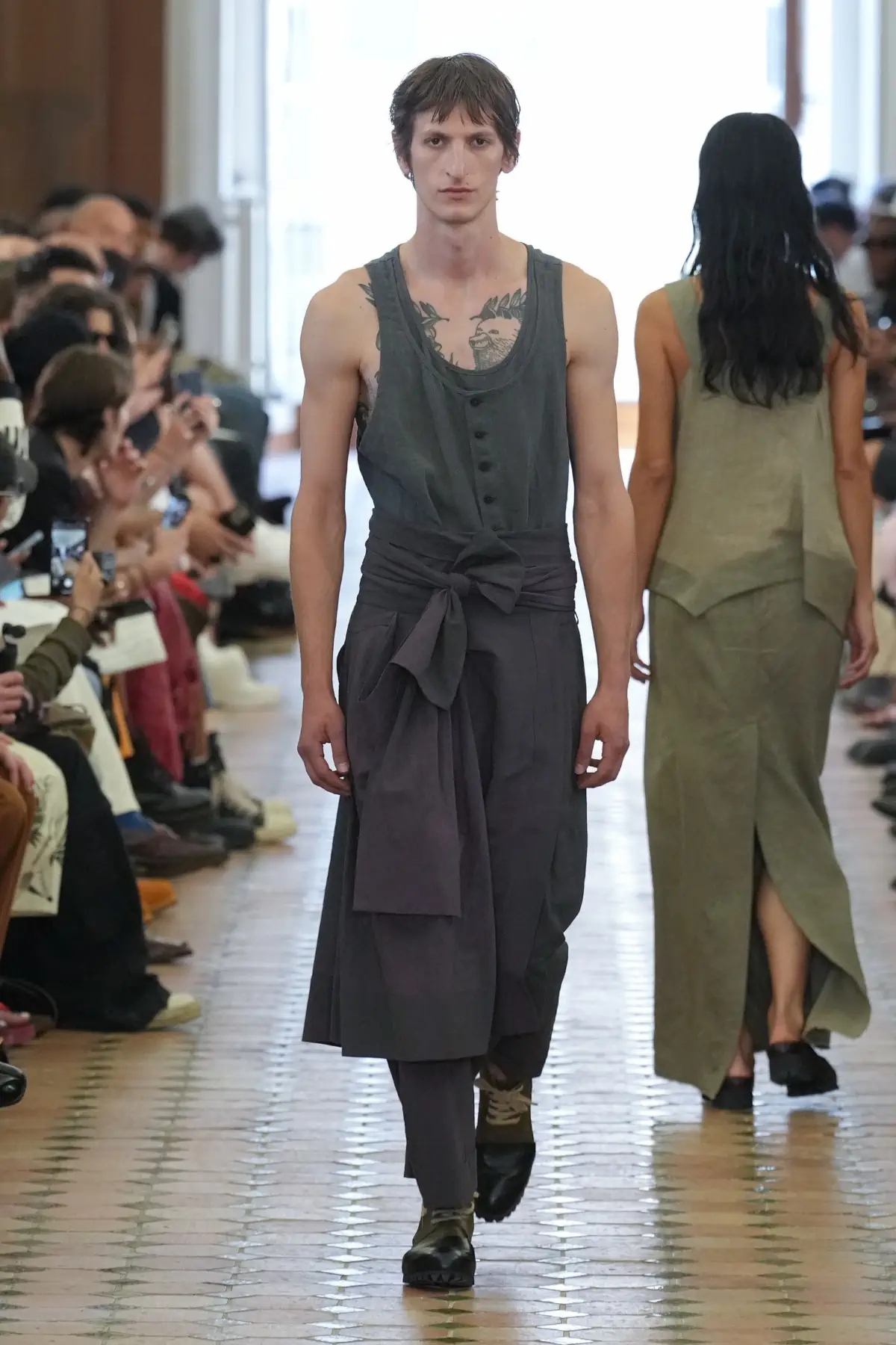 La collection Printemps 2025 de Ziggy Chen, une célébration de la force cachée à travers une beauté décadente