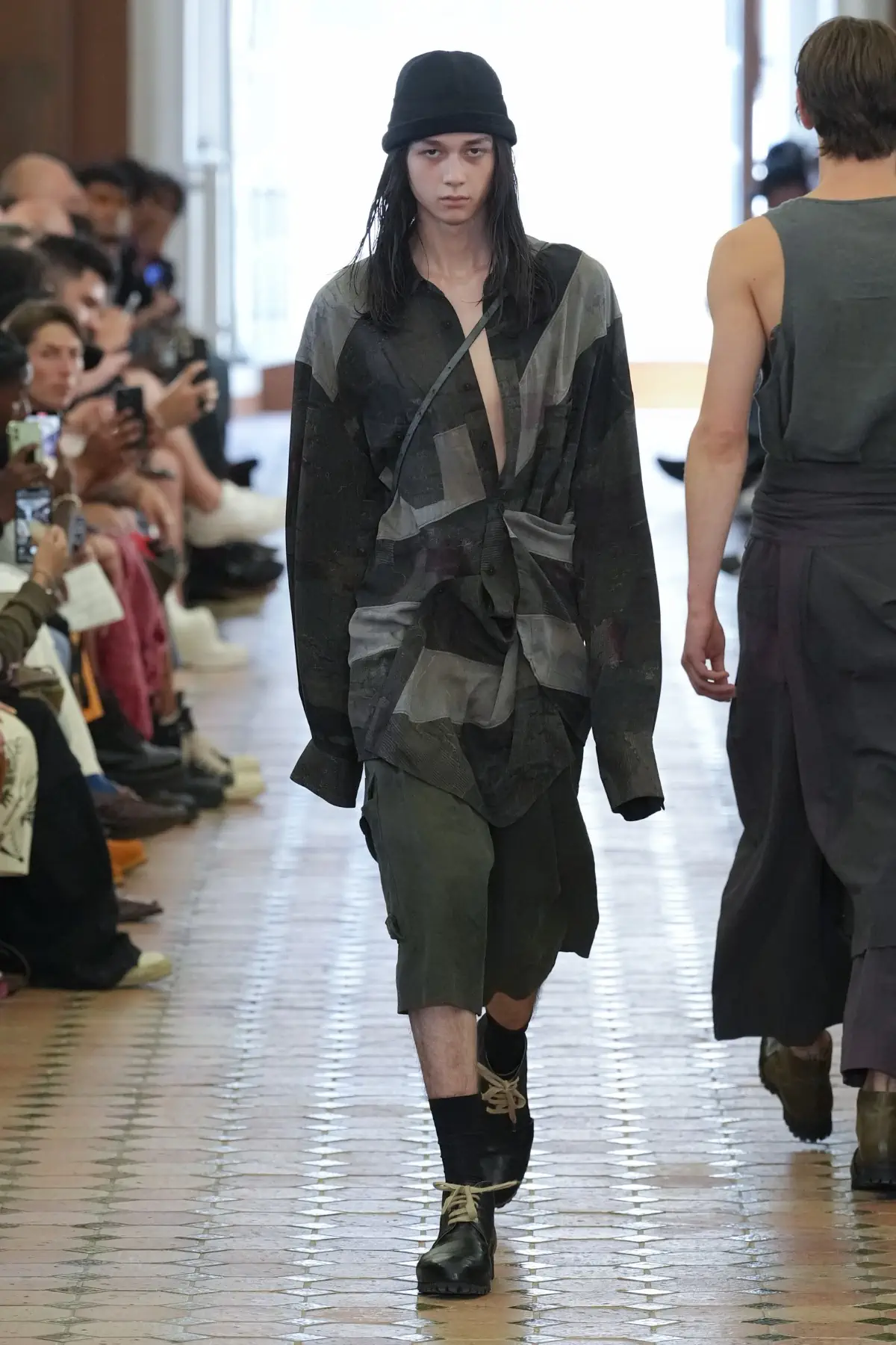 La collection Printemps 2025 de Ziggy Chen, une célébration de la force cachée à travers une beauté décadente