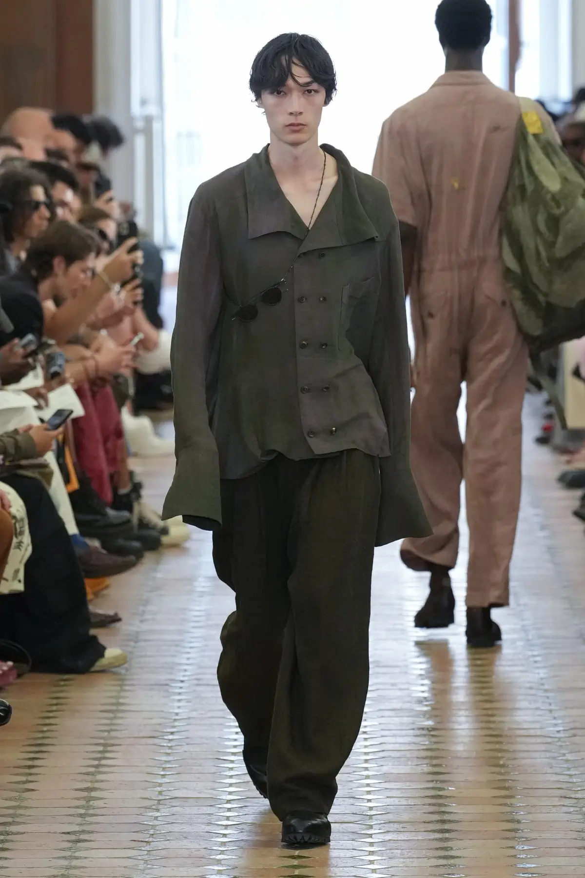 La collection Printemps 2025 de Ziggy Chen, une célébration de la force cachée à travers une beauté décadente