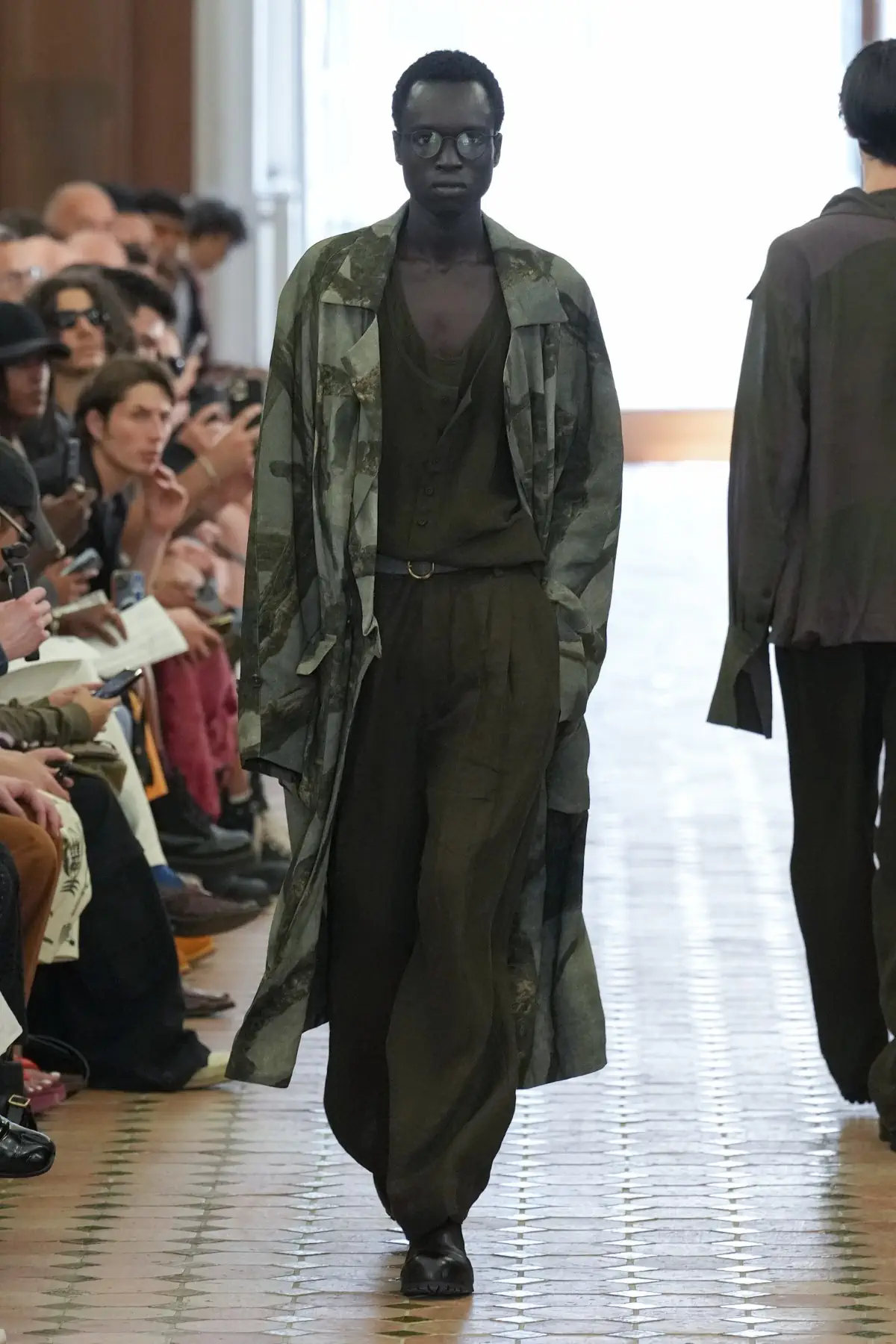 La collection Printemps 2025 de Ziggy Chen, une célébration de la force cachée à travers une beauté décadente