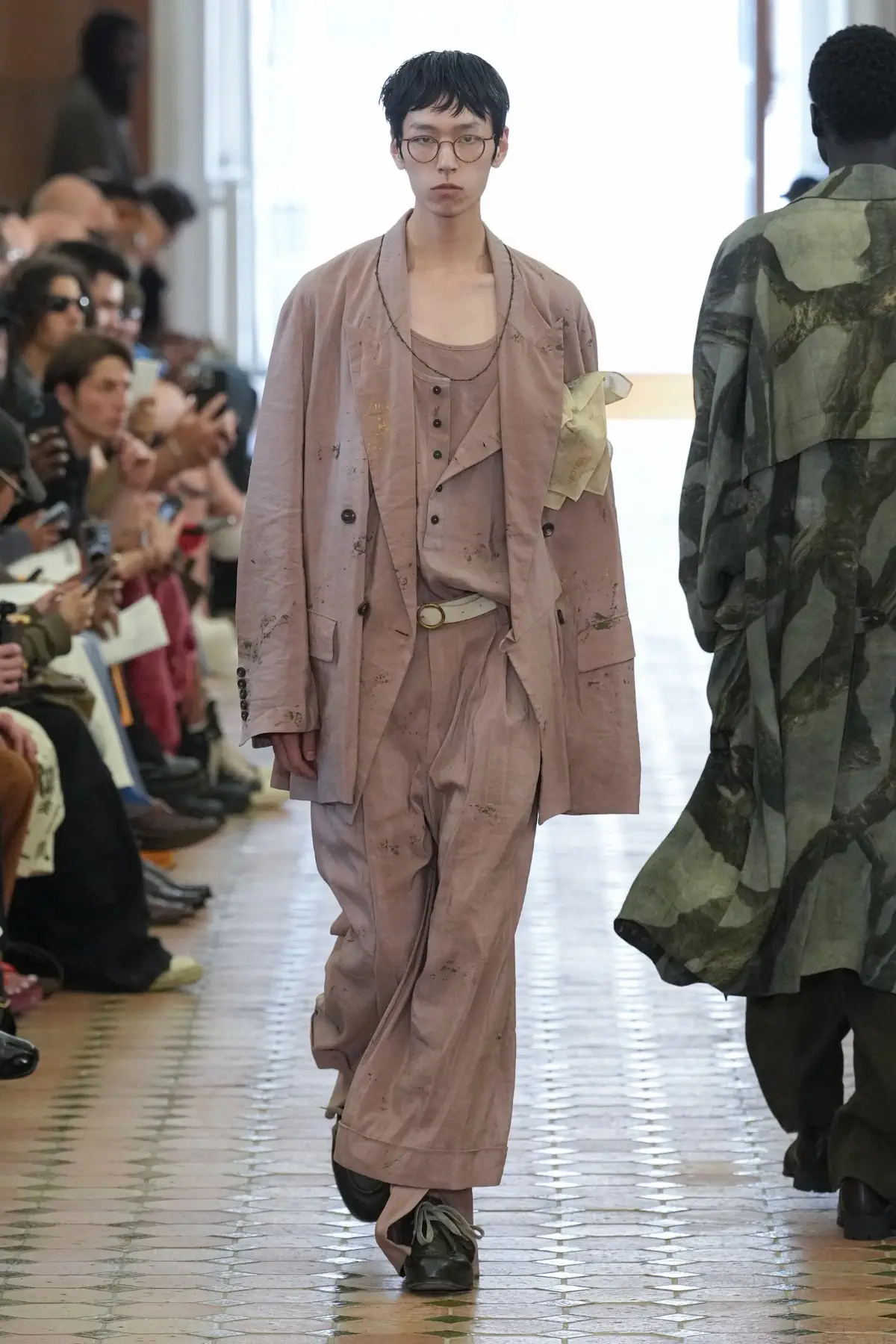 La collection Printemps 2025 de Ziggy Chen, une célébration de la force cachée à travers une beauté décadente