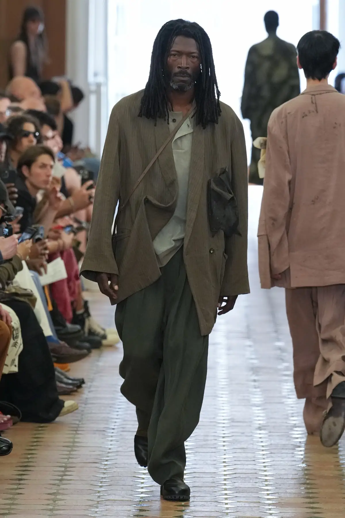 La collection Printemps 2025 de Ziggy Chen, une célébration de la force cachée à travers une beauté décadente