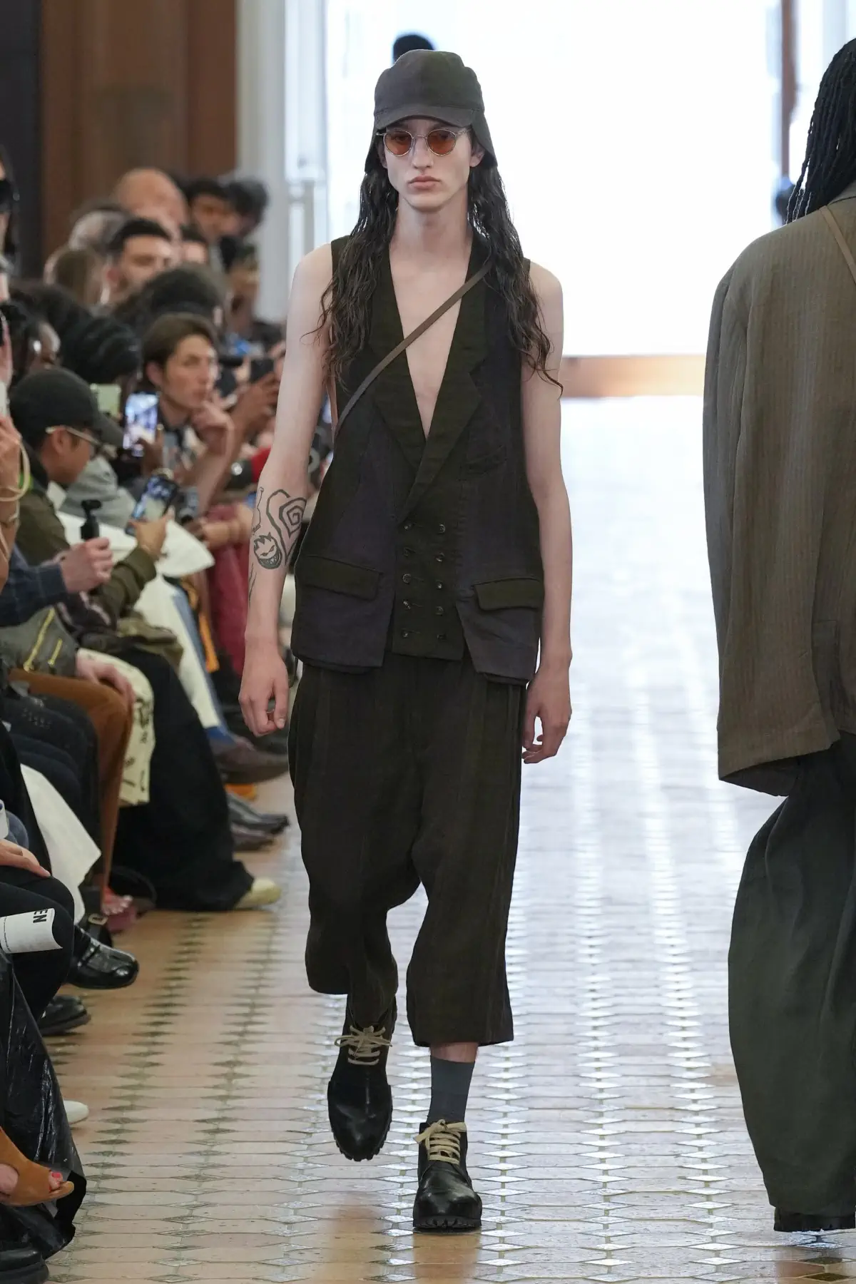 La collection Printemps 2025 de Ziggy Chen, une célébration de la force cachée à travers une beauté décadente