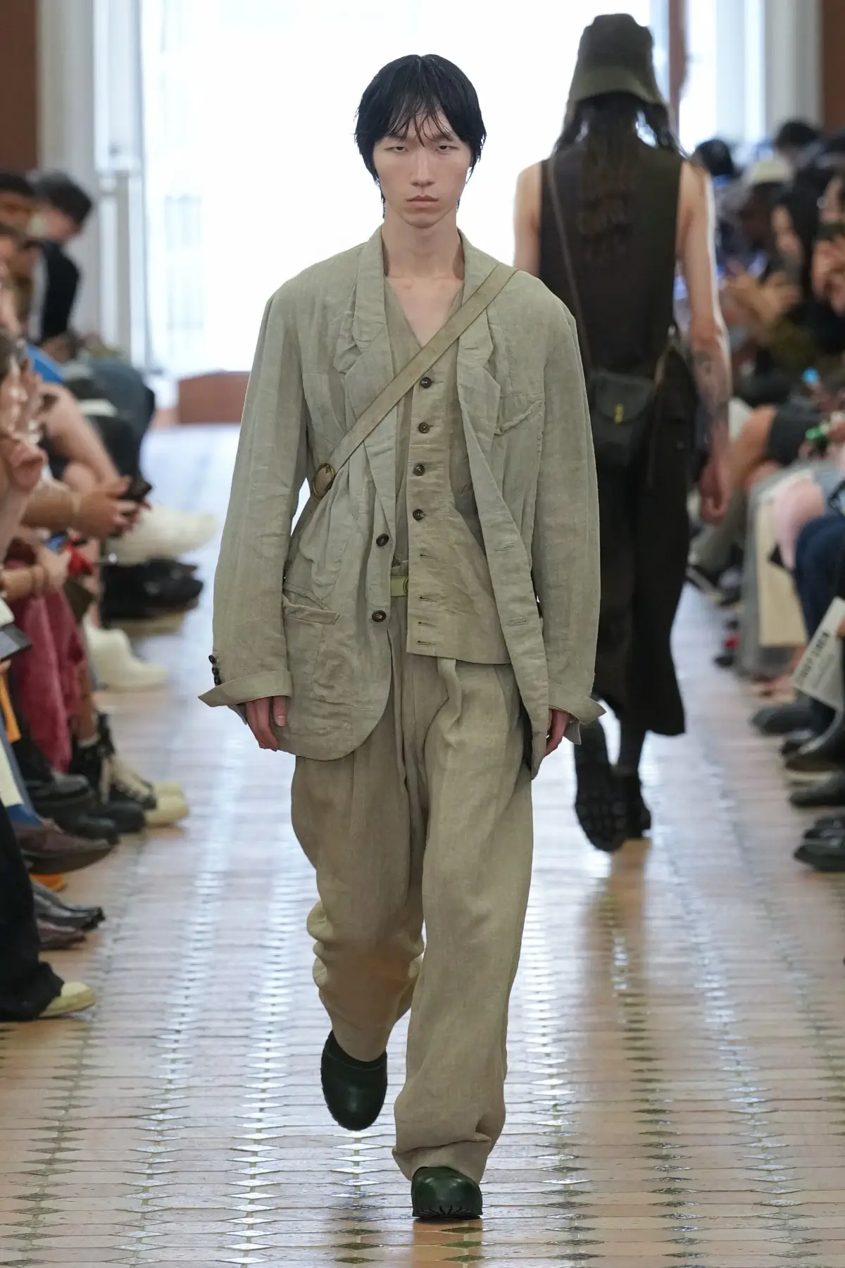 La collection Printemps 2025 de Ziggy Chen, une célébration de la force cachée à travers une beauté décadente