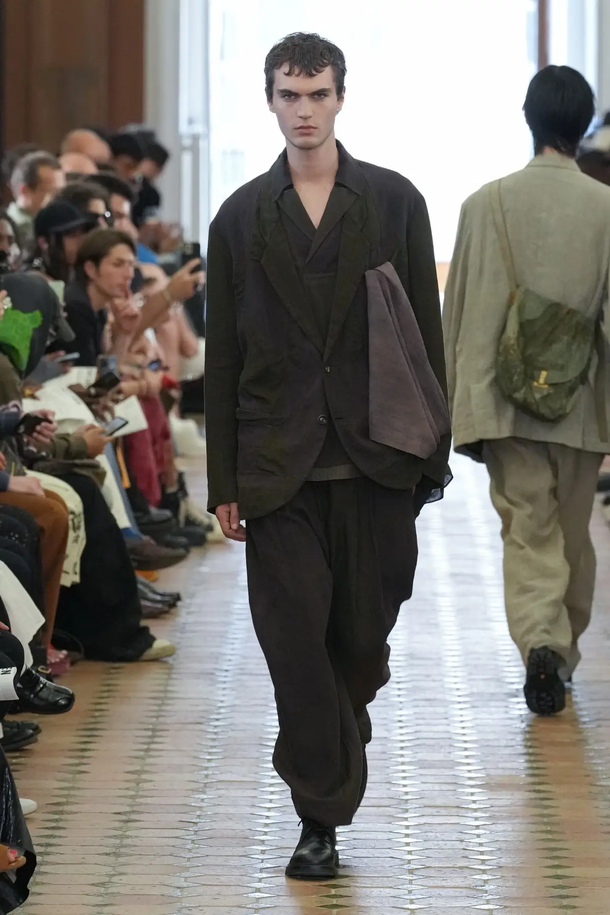 La collection Printemps 2025 de Ziggy Chen, une célébration de la force cachée à travers une beauté décadente