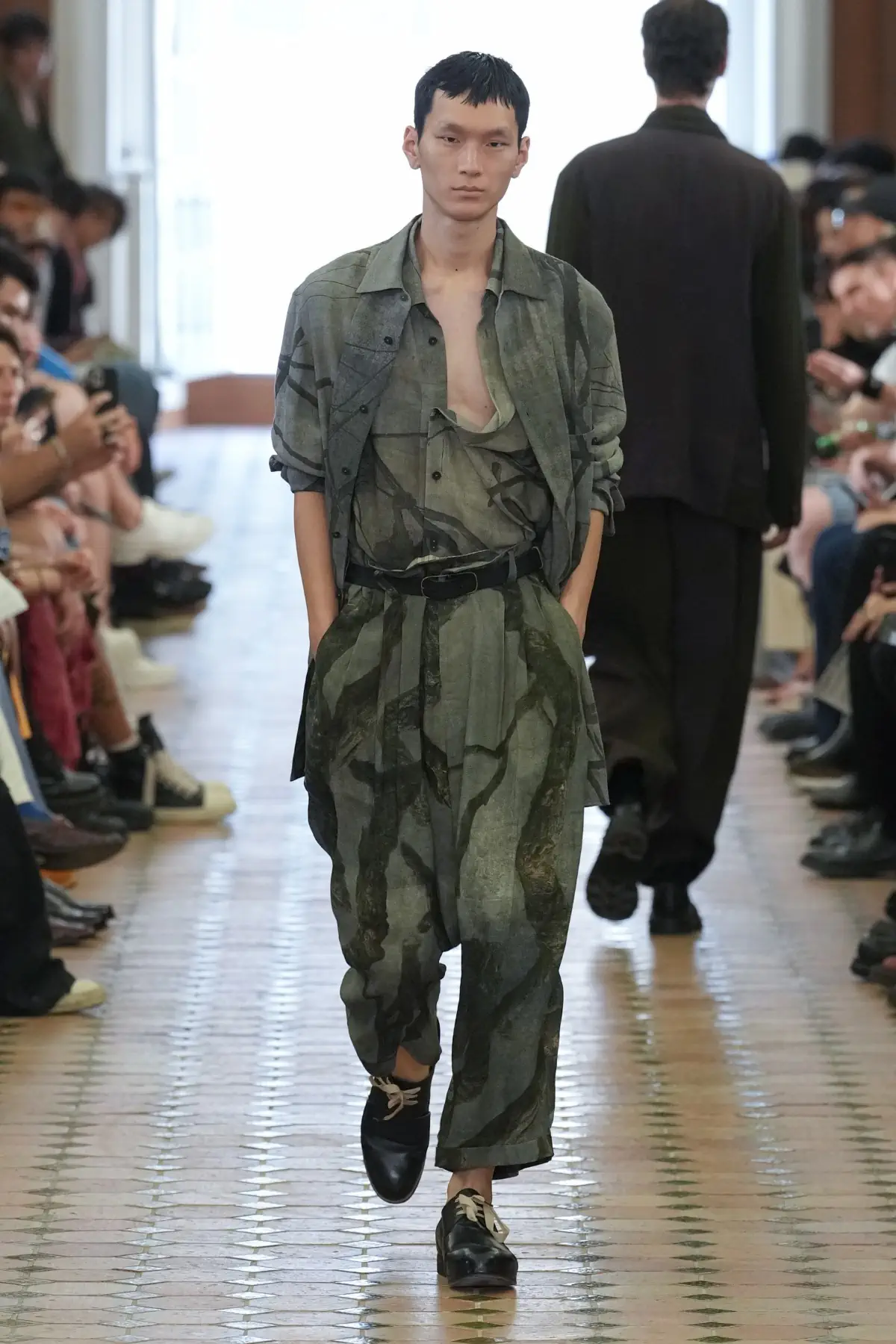 La collection Printemps 2025 de Ziggy Chen, une célébration de la force cachée à travers une beauté décadente