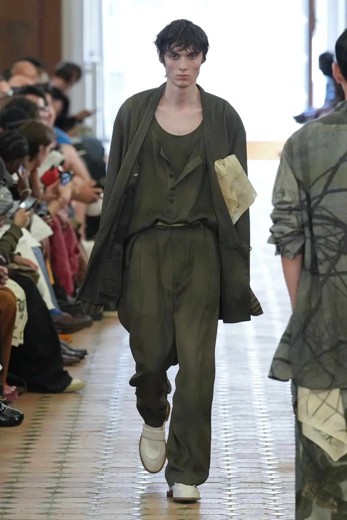 La collection Printemps 2025 de Ziggy Chen, une célébration de la force cachée à travers une beauté décadente