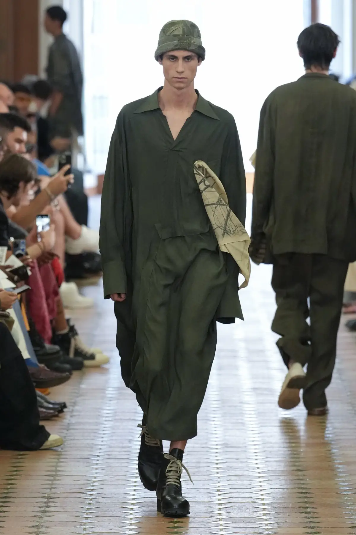 La collection Printemps 2025 de Ziggy Chen, une célébration de la force cachée à travers une beauté décadente