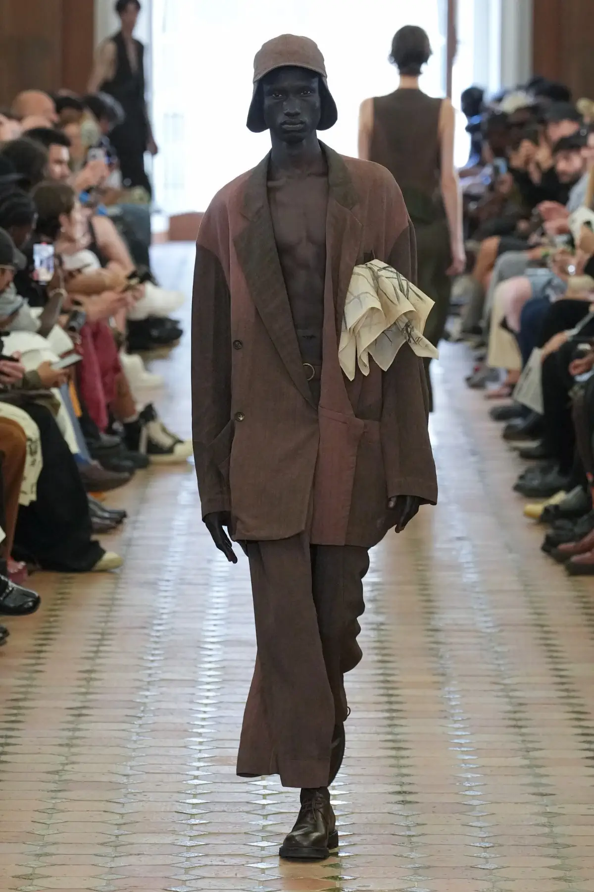 La collection Printemps 2025 de Ziggy Chen, une célébration de la force cachée à travers une beauté décadente