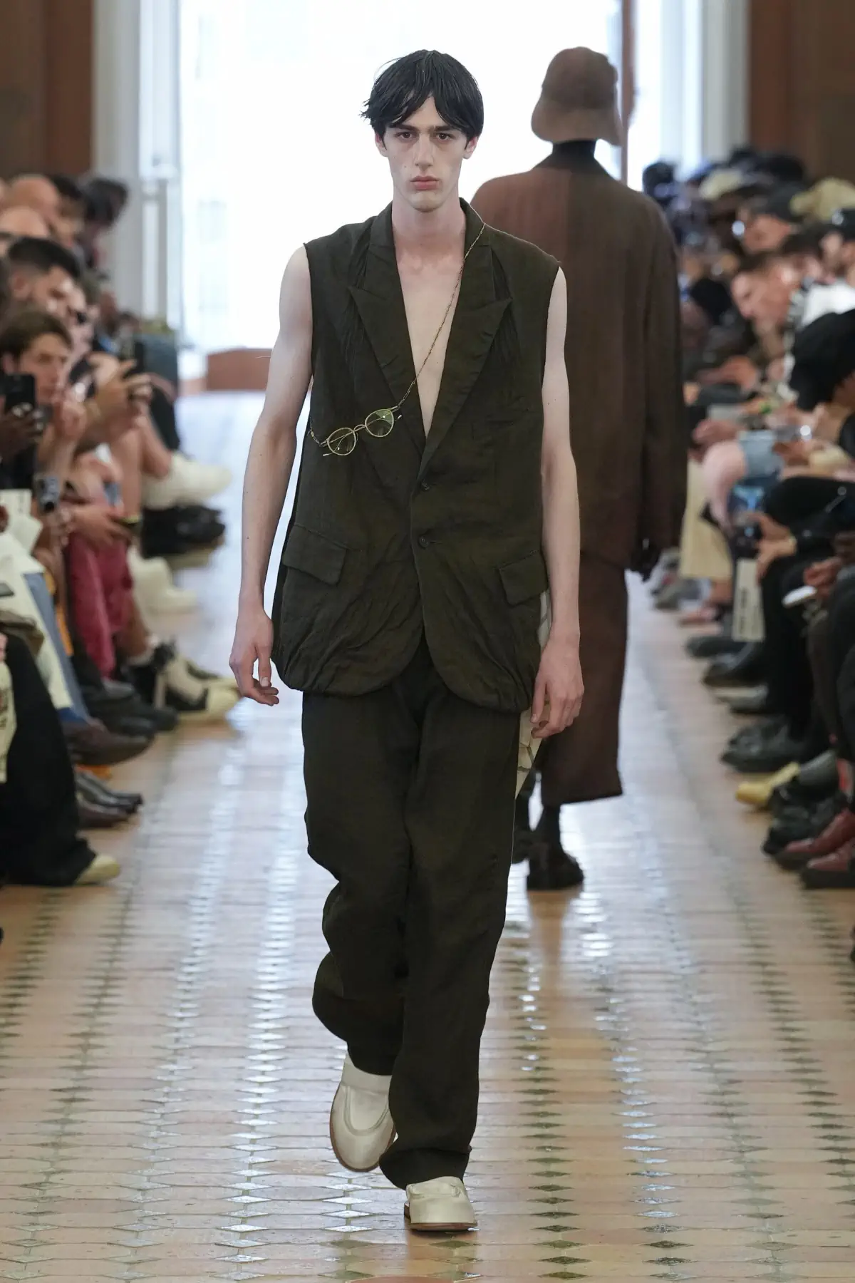 La collection Printemps 2025 de Ziggy Chen, une célébration de la force cachée à travers une beauté décadente