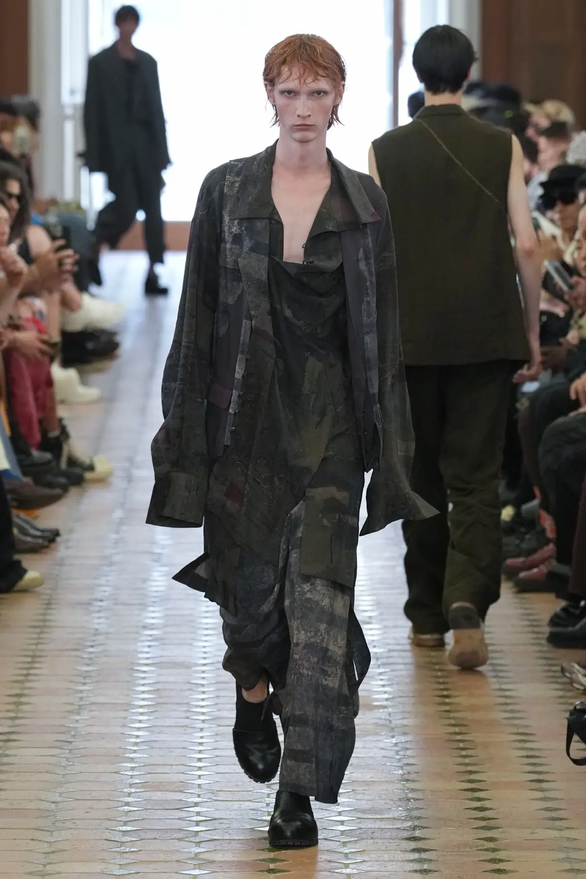 La collection Printemps 2025 de Ziggy Chen, une célébration de la force cachée à travers une beauté décadente