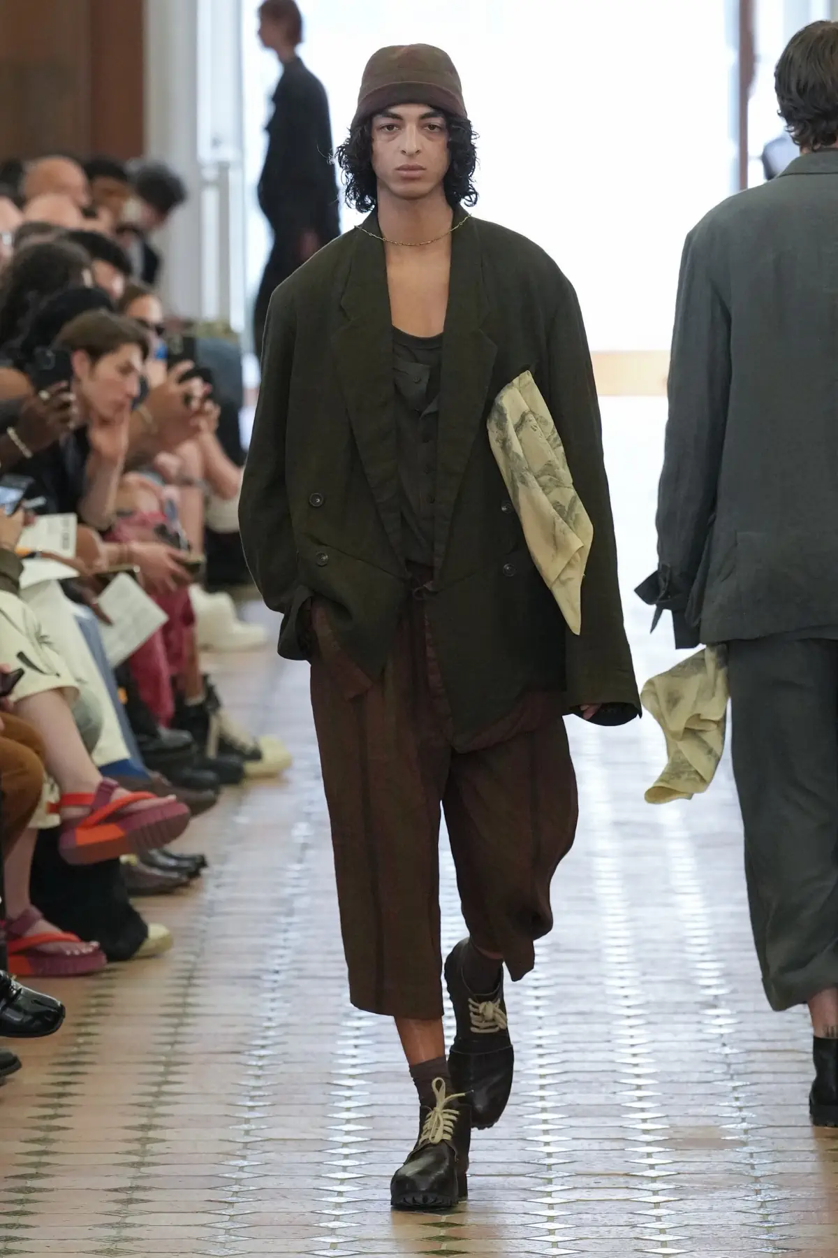 La collection Printemps 2025 de Ziggy Chen, une célébration de la force cachée à travers une beauté décadente