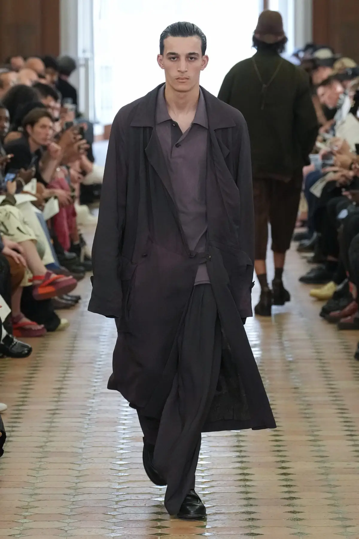 La collection Printemps 2025 de Ziggy Chen, une célébration de la force cachée à travers une beauté décadente