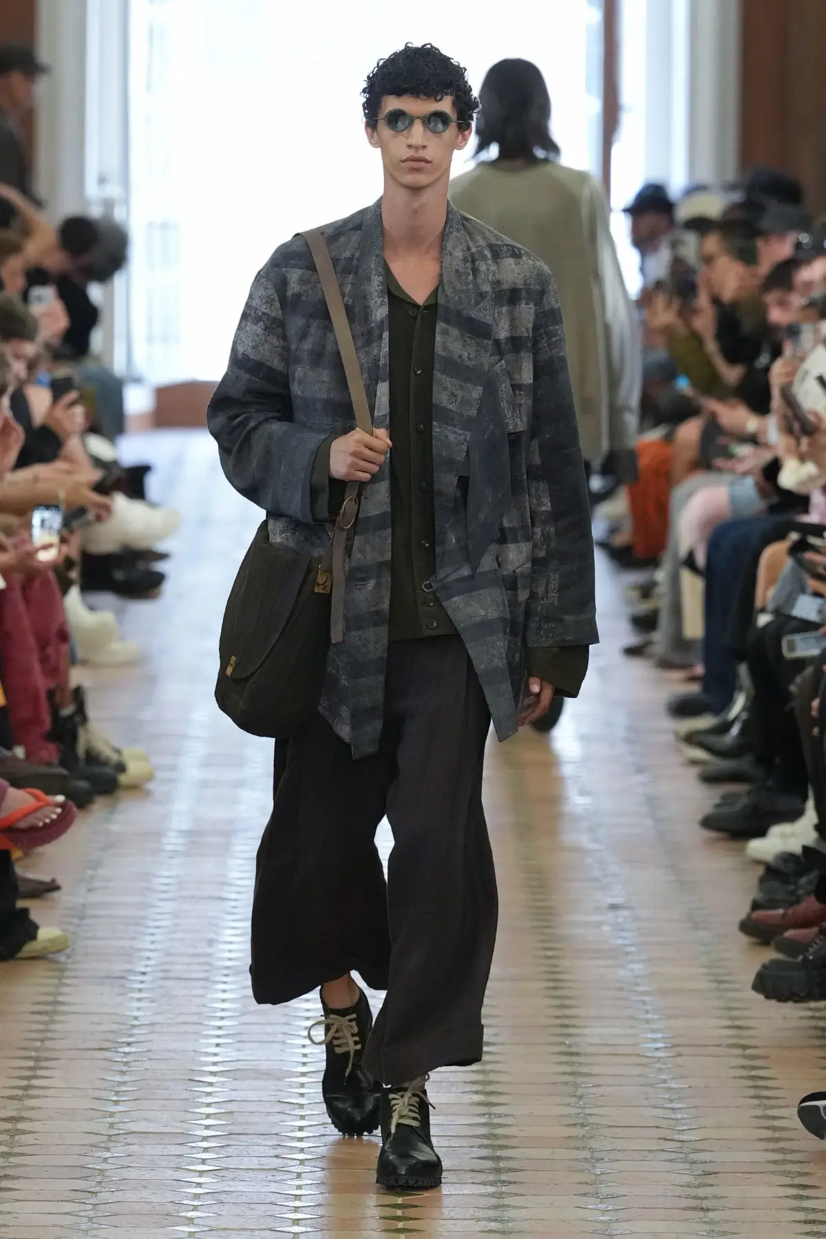 La collection Printemps 2025 de Ziggy Chen, une célébration de la force cachée à travers une beauté décadente