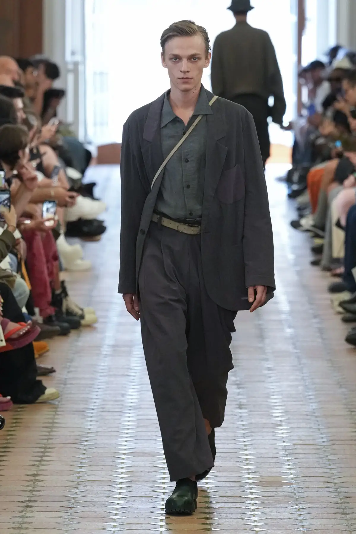 La collection Printemps 2025 de Ziggy Chen, une célébration de la force cachée à travers une beauté décadente