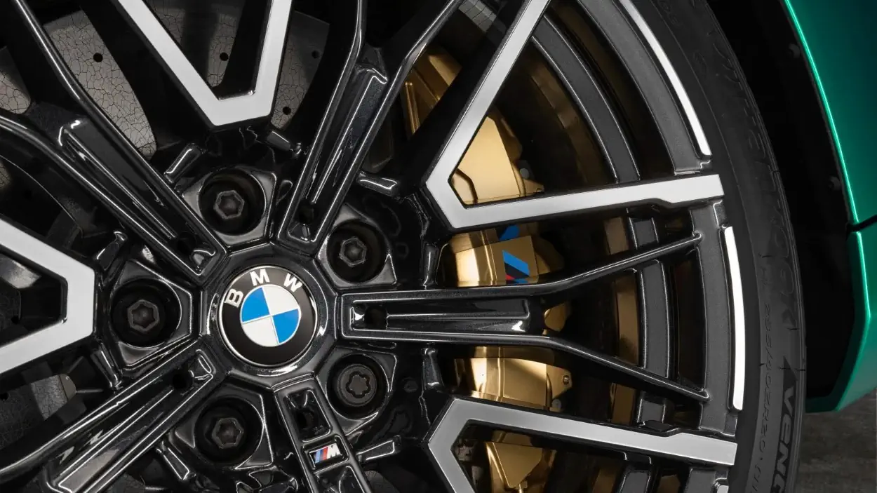 La BMW M5 2025 entre dans le futur avec 717 chevaux électrifiés