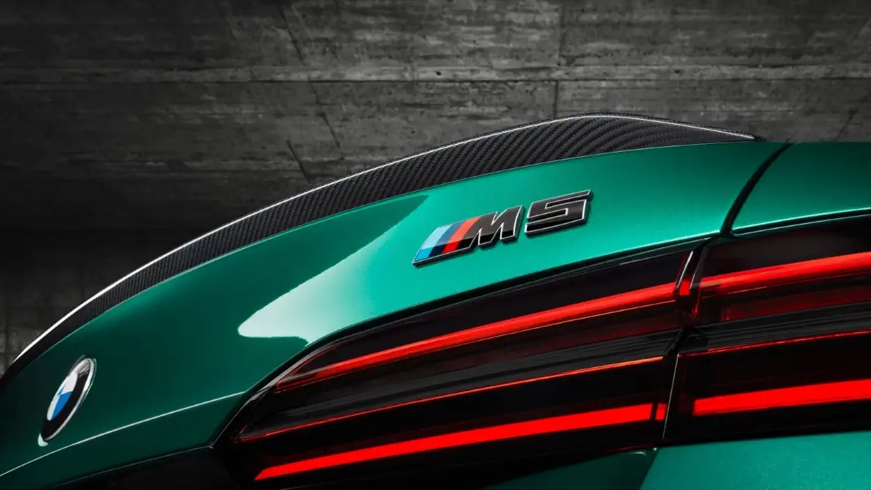 La BMW M5 2025 entre dans le futur avec 717 chevaux électrifiés