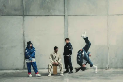 Nike lance la toute première chaussure de breaking, la Nike Jam, ainsi qu'une collection de vêtements conçus par Futura