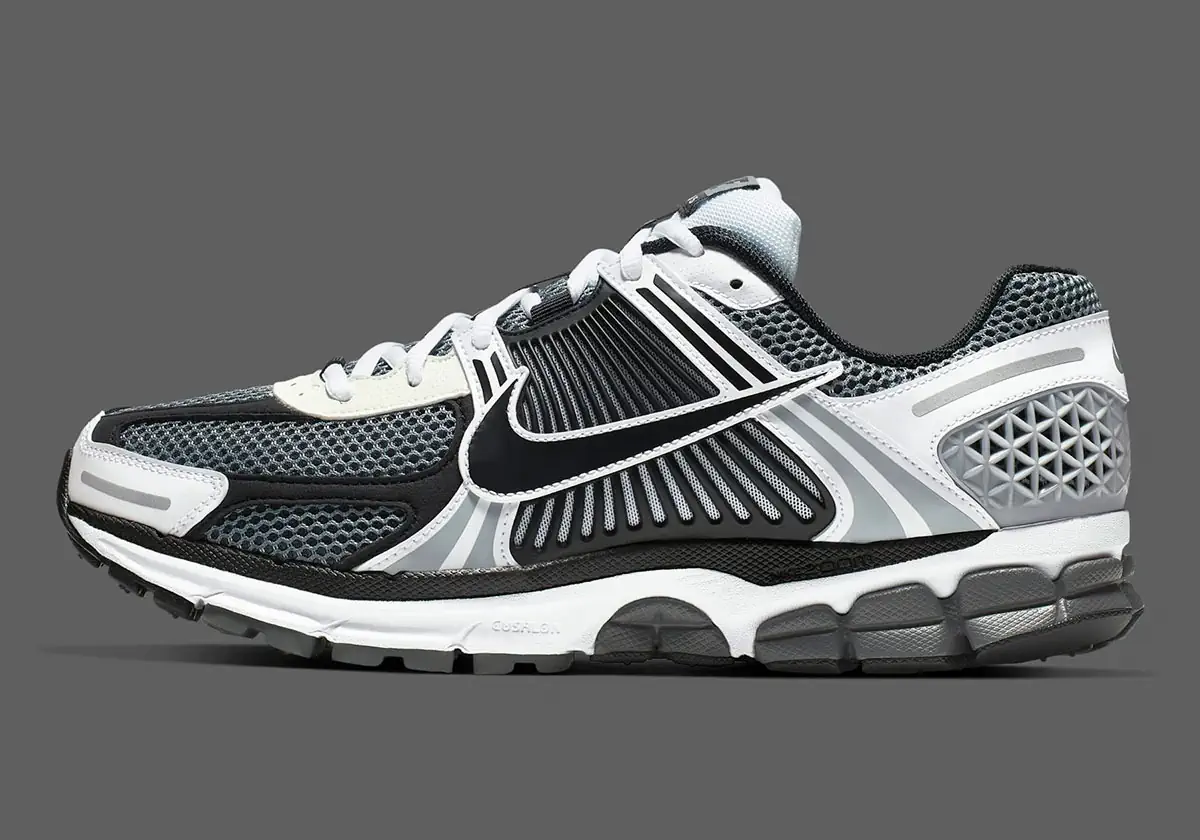 La Nike Zoom Vomero 5 SP “Dark Grey” revient pour les fêtes de fin d'année 2024