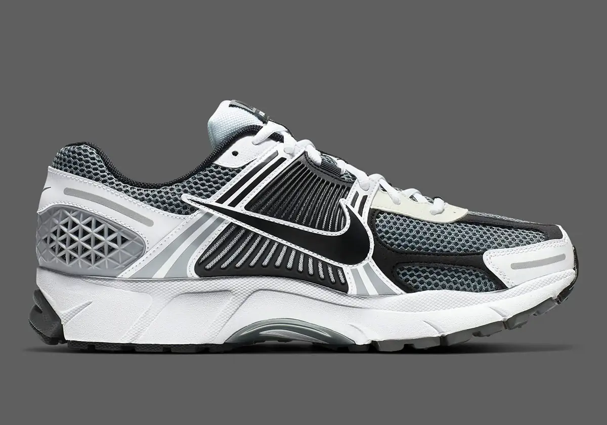 La Nike Zoom Vomero 5 SP “Dark Grey” revient pour les fêtes de fin d'année 2024