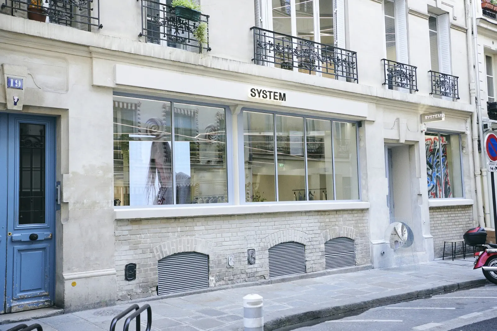 La marque de mode sud-coréenne SYSTEM ouvre son premier magasin parisien dans le Marais