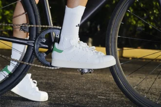 La adidas VeloStan Smith redéfinit la basket emblématique pour les cyclistes urbains
