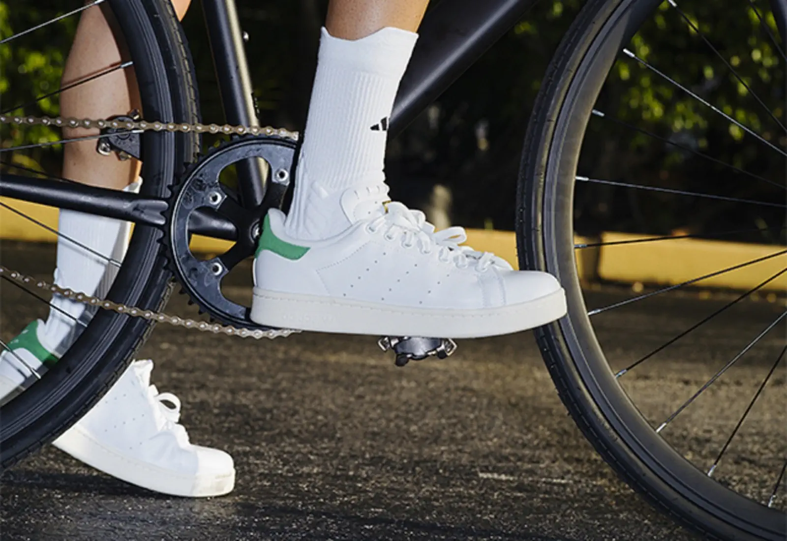 La adidas VeloStan Smith redéfinit la basket emblématique pour les cyclistes urbains
