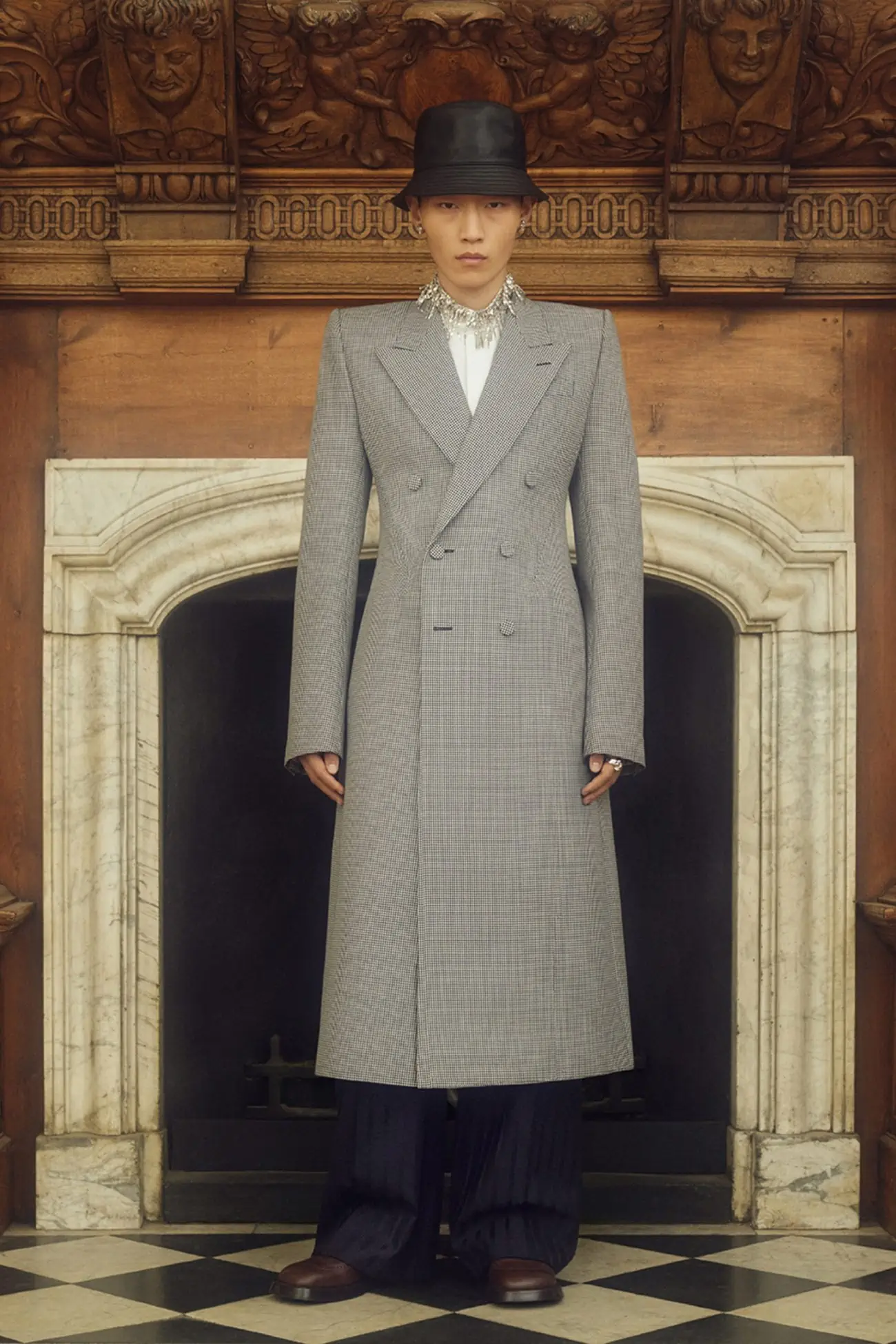 Collection McQueen croisière 2025, une nouvelle ère de punk aristocratique