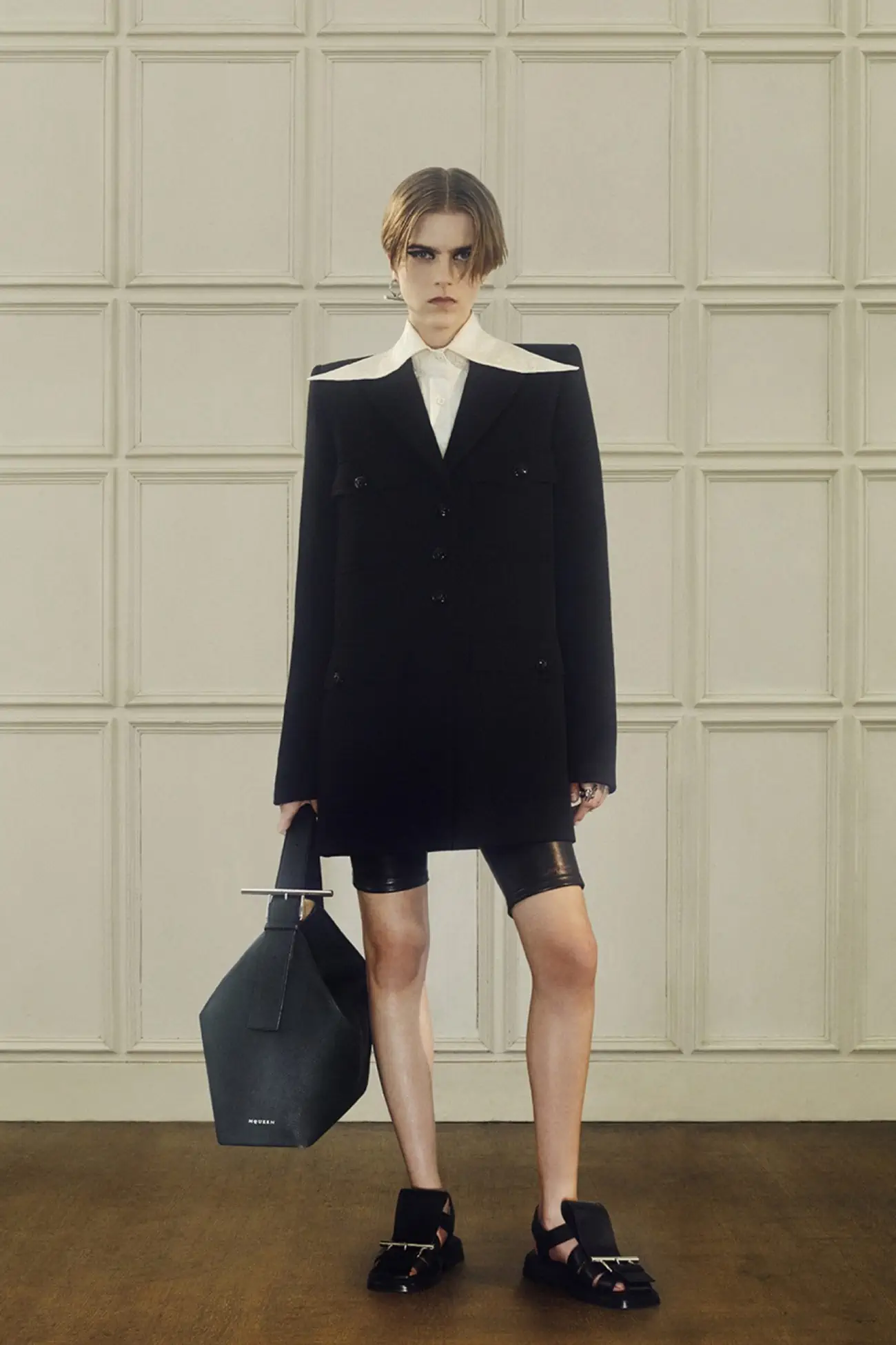 Collection McQueen croisière 2025, une nouvelle ère de punk aristocratique