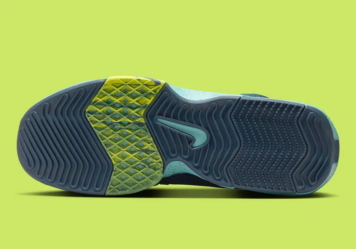 La Nike LeBron Witness 8 « Armory Navy », la chaussure fétiche de King James, fait peau neuve