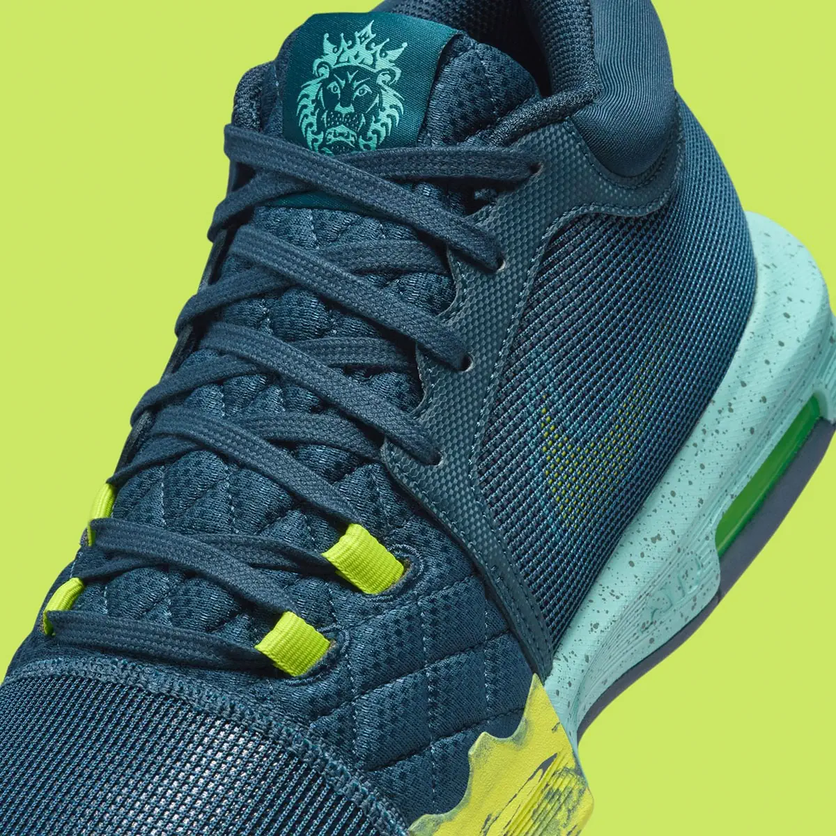 La Nike LeBron Witness 8 « Armory Navy », la chaussure fétiche de King James, fait peau neuve