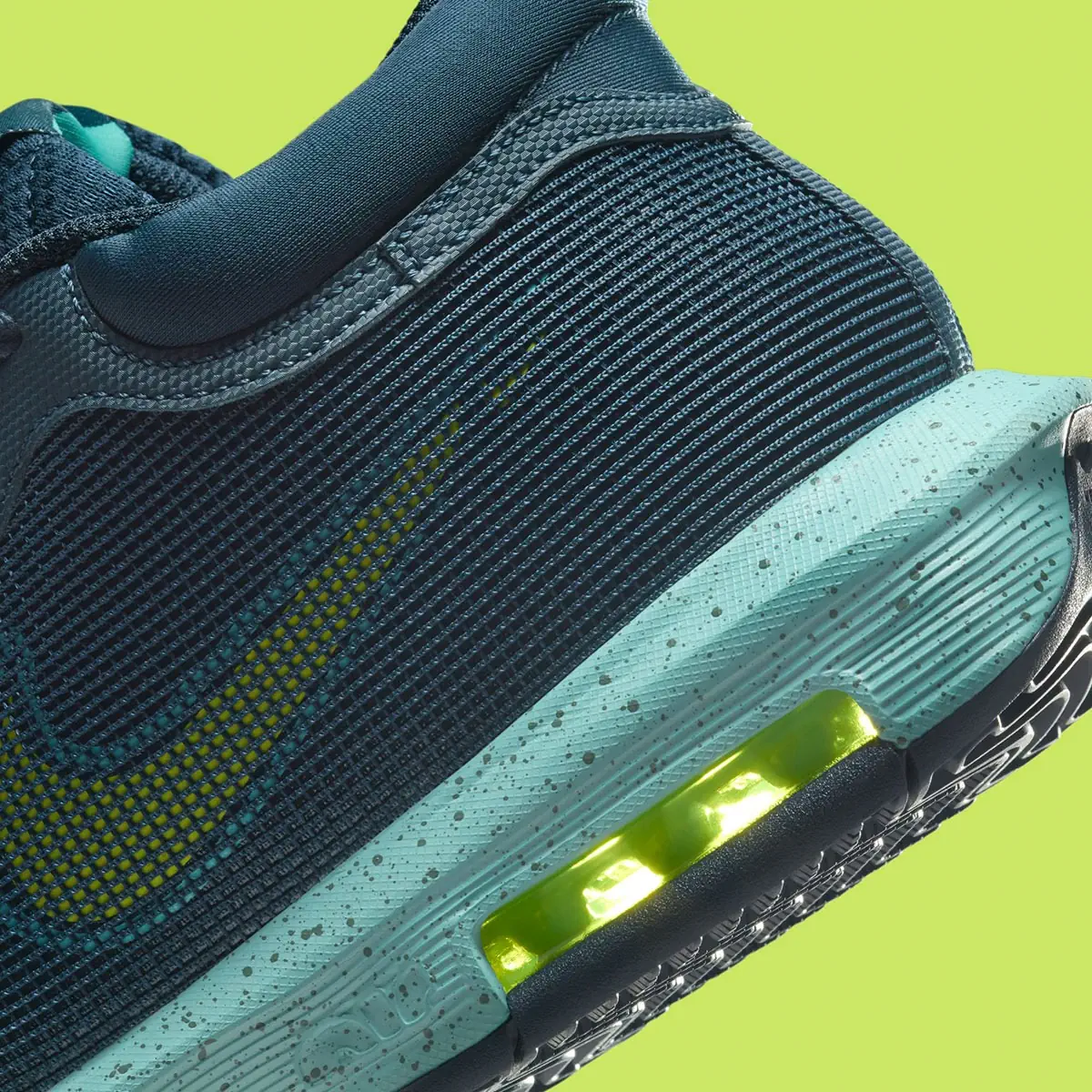 La Nike LeBron Witness 8 « Armory Navy », la chaussure fétiche de King James, fait peau neuve