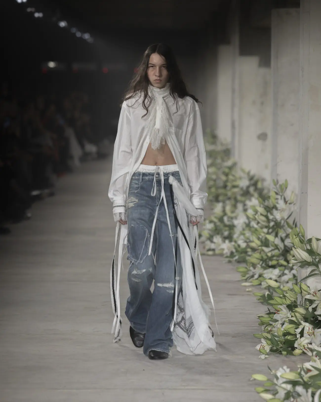 La collection Printemps 2025 d'Ann Demeulemeester mêle nostalgie et modernité