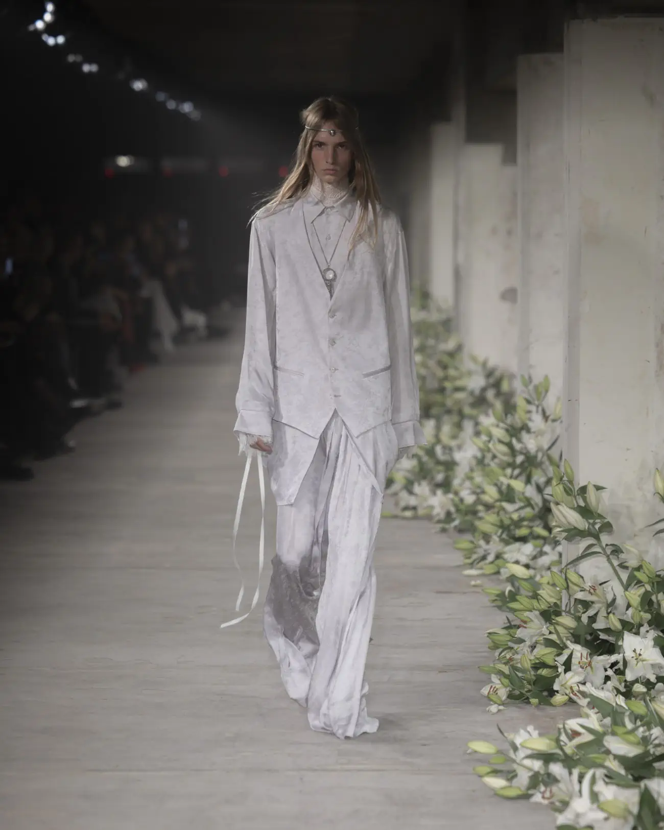 La collection Printemps 2025 d'Ann Demeulemeester mêle nostalgie et modernité