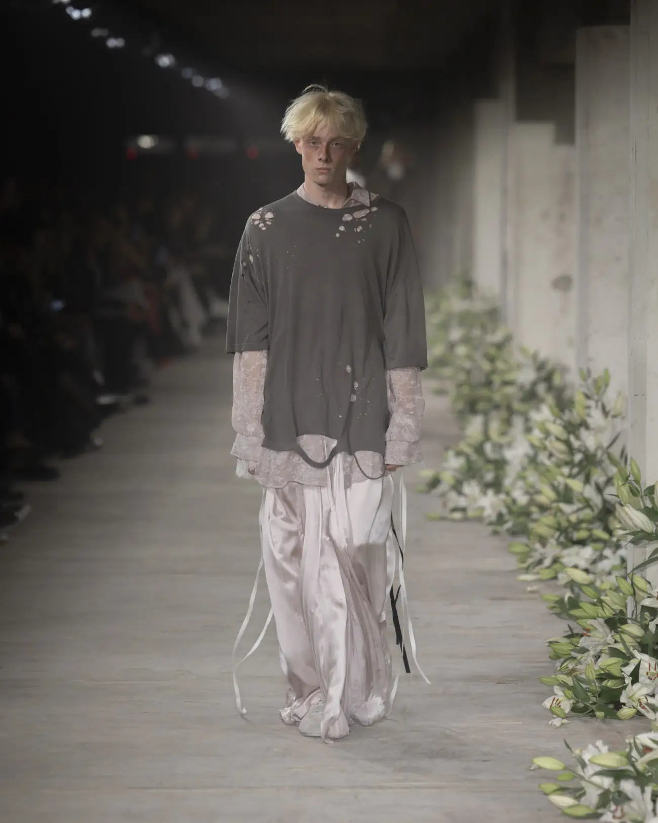 La collection Printemps 2025 d'Ann Demeulemeester mêle nostalgie et modernité
