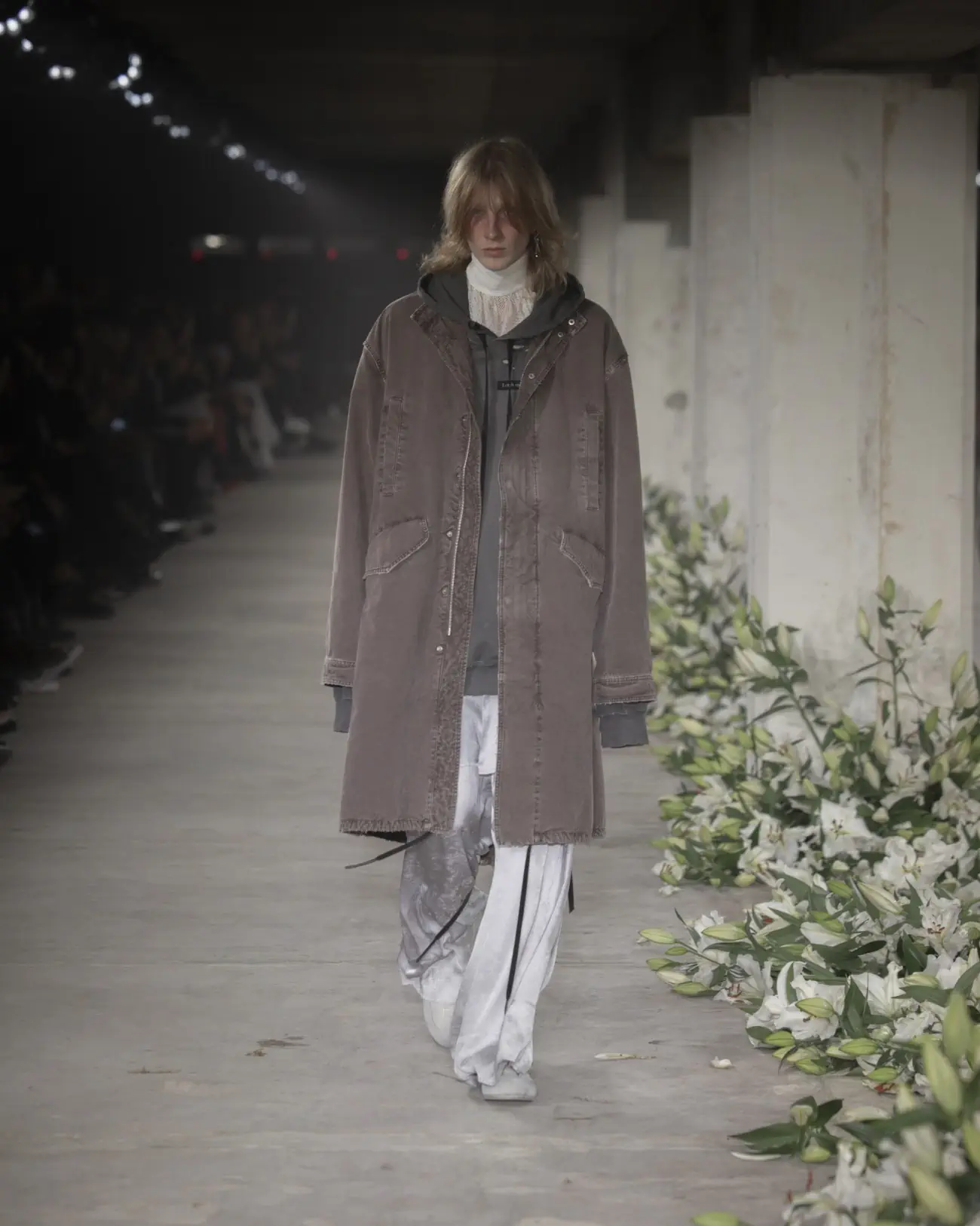 La collection Printemps 2025 d'Ann Demeulemeester mêle nostalgie et modernité