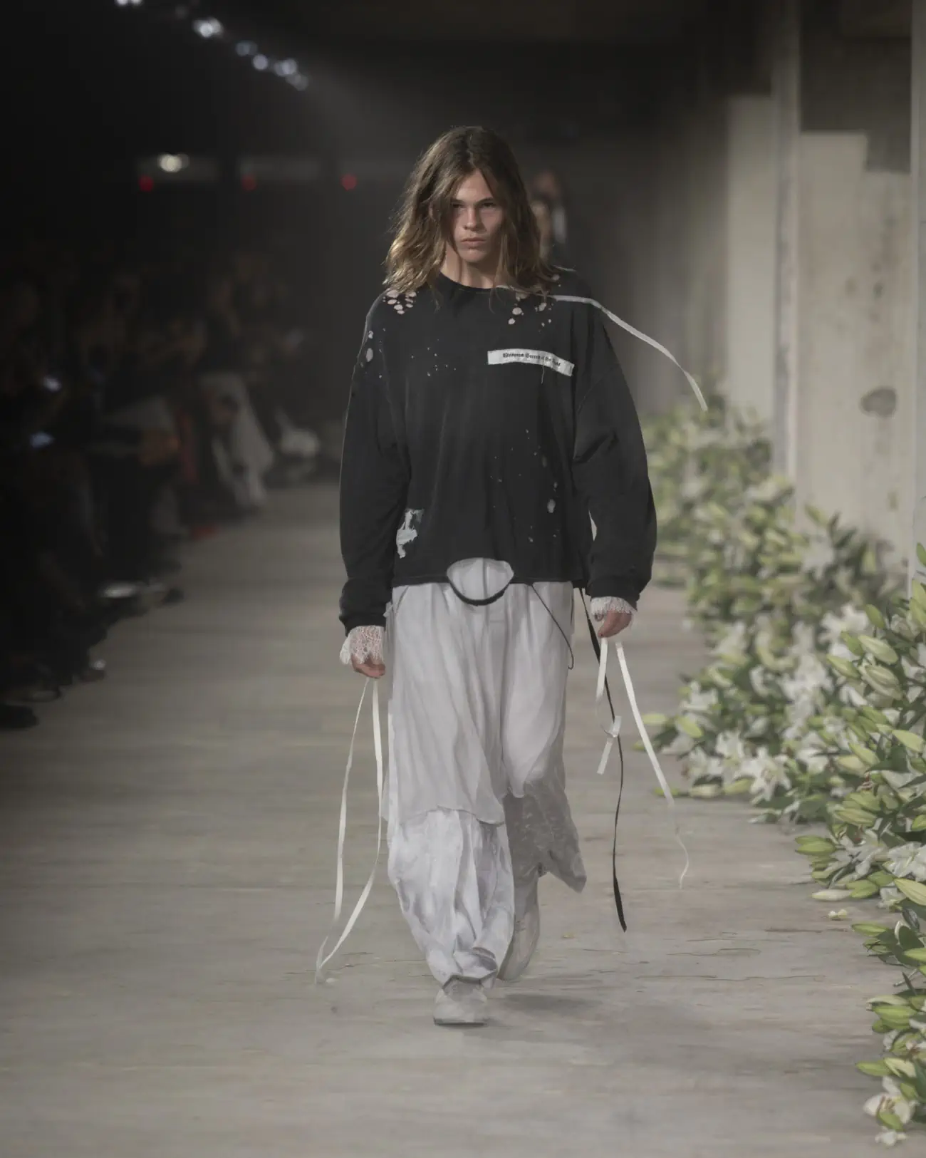 La collection Printemps 2025 d'Ann Demeulemeester mêle nostalgie et modernité