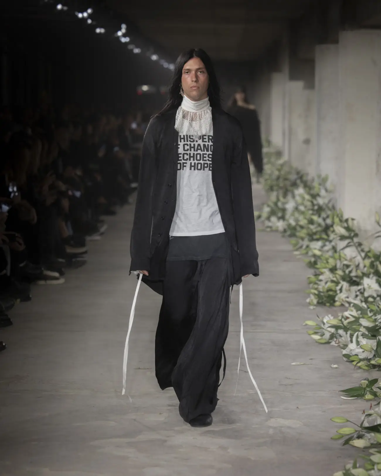 La collection Printemps 2025 d'Ann Demeulemeester mêle nostalgie et modernité