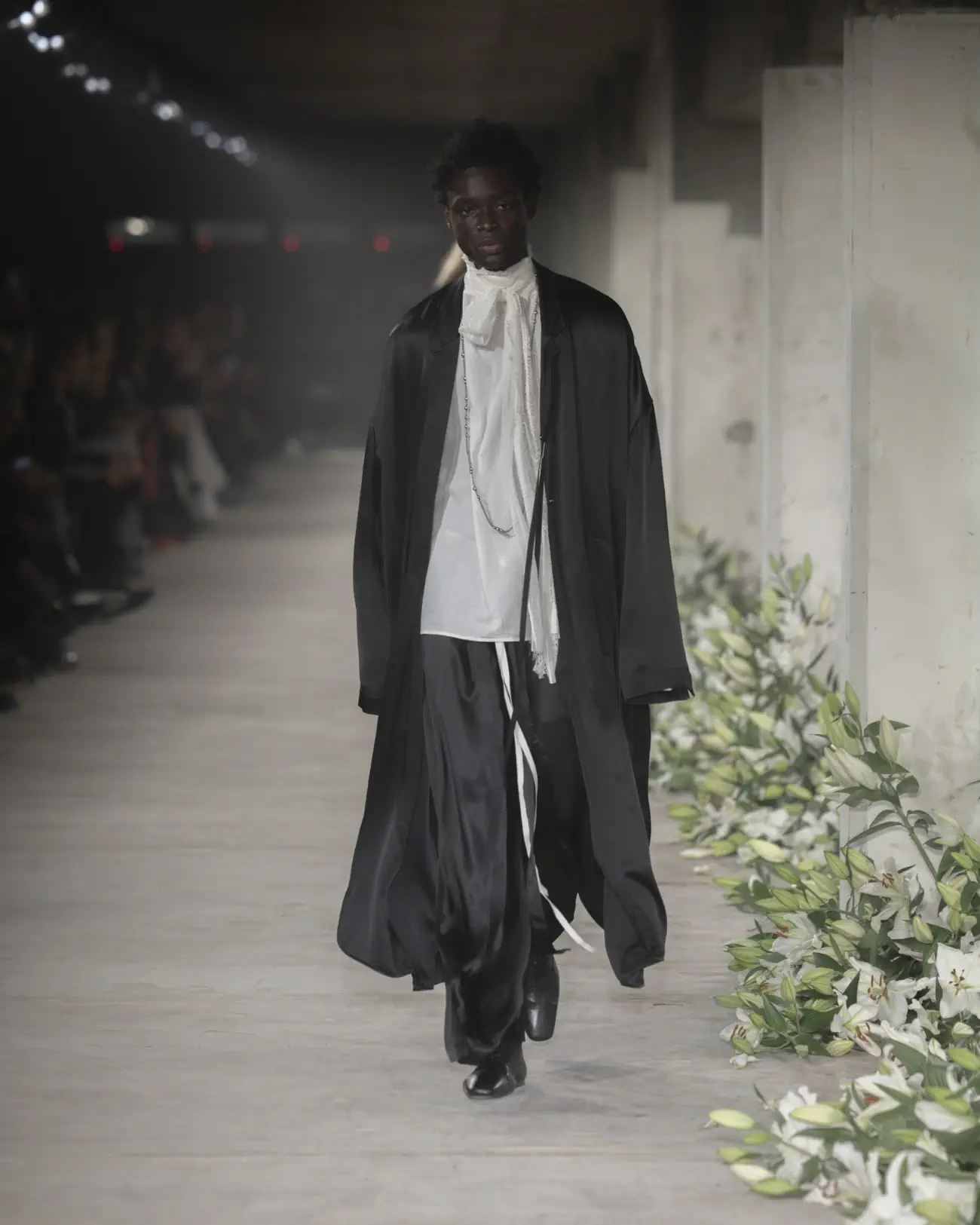 La collection Printemps 2025 d'Ann Demeulemeester mêle nostalgie et modernité