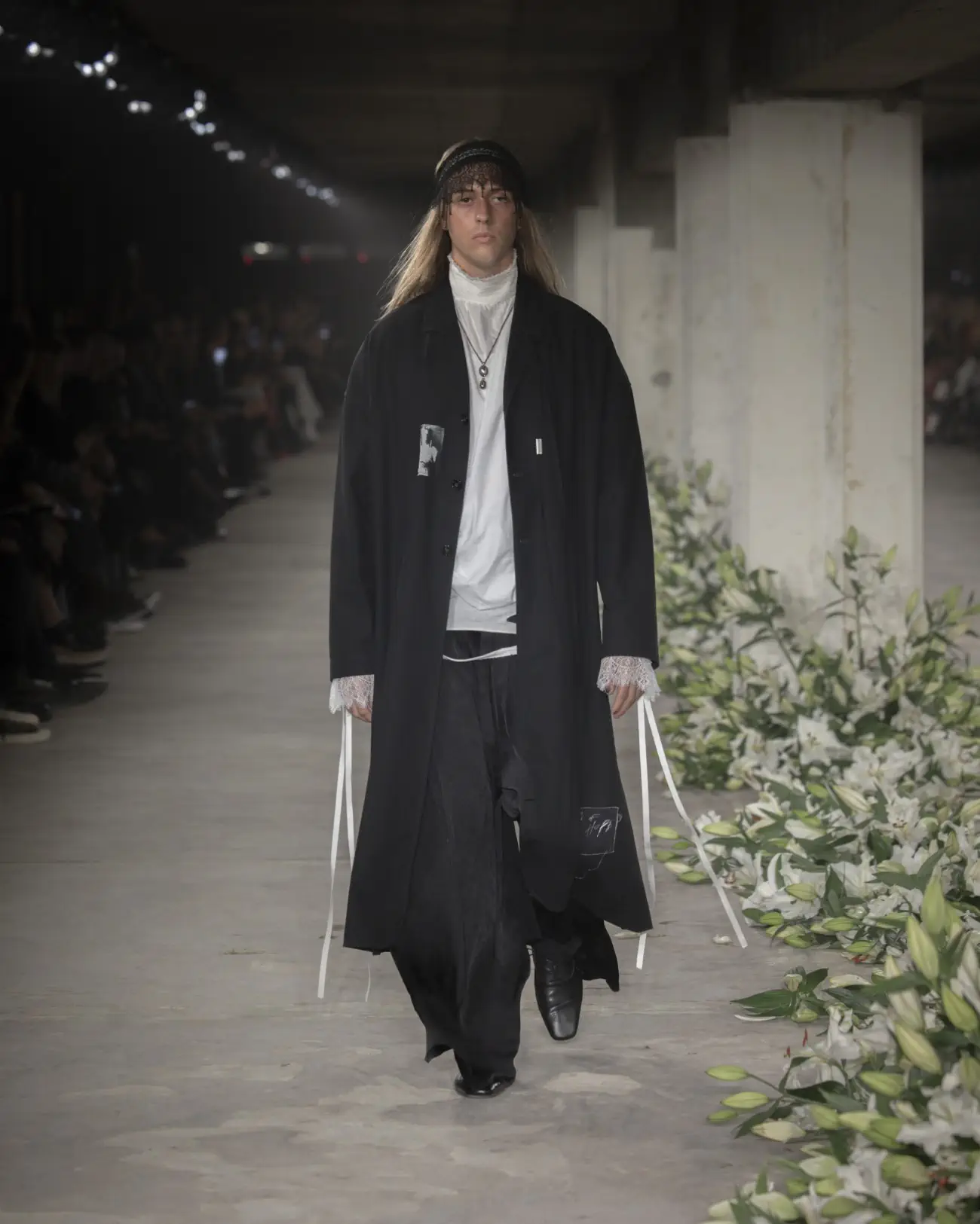 La collection Printemps 2025 d'Ann Demeulemeester mêle nostalgie et modernité