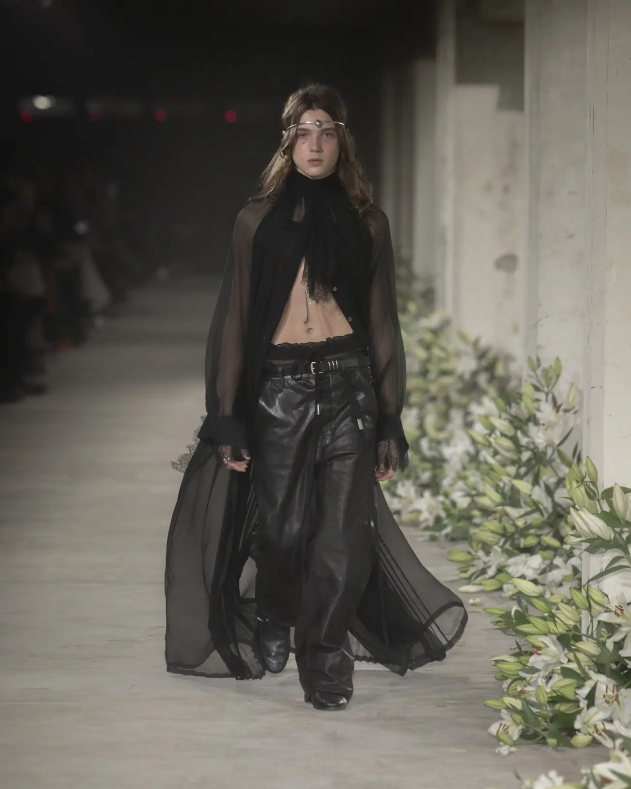 La collection Printemps 2025 d'Ann Demeulemeester mêle nostalgie et modernité