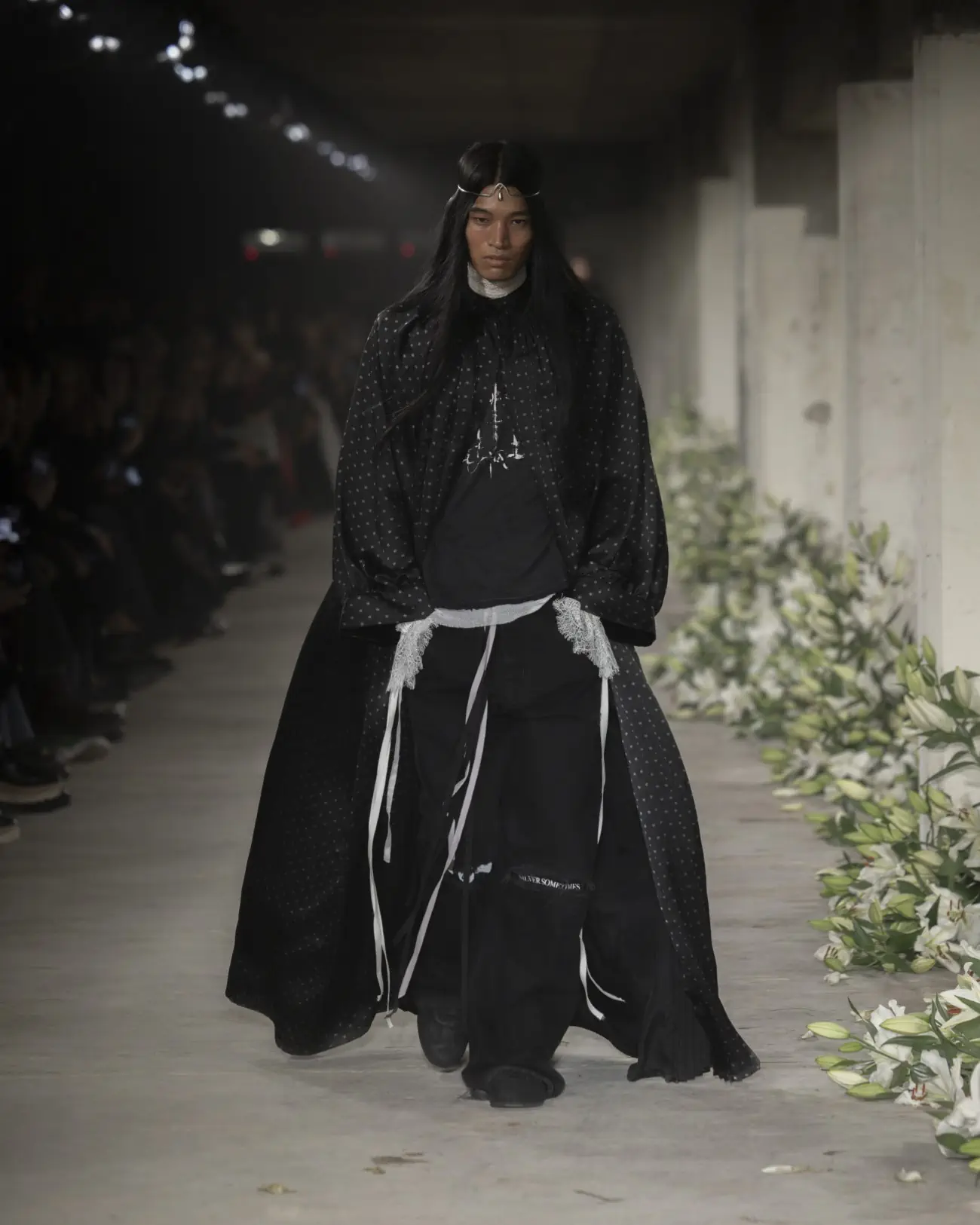 La collection Printemps 2025 d'Ann Demeulemeester mêle nostalgie et modernité