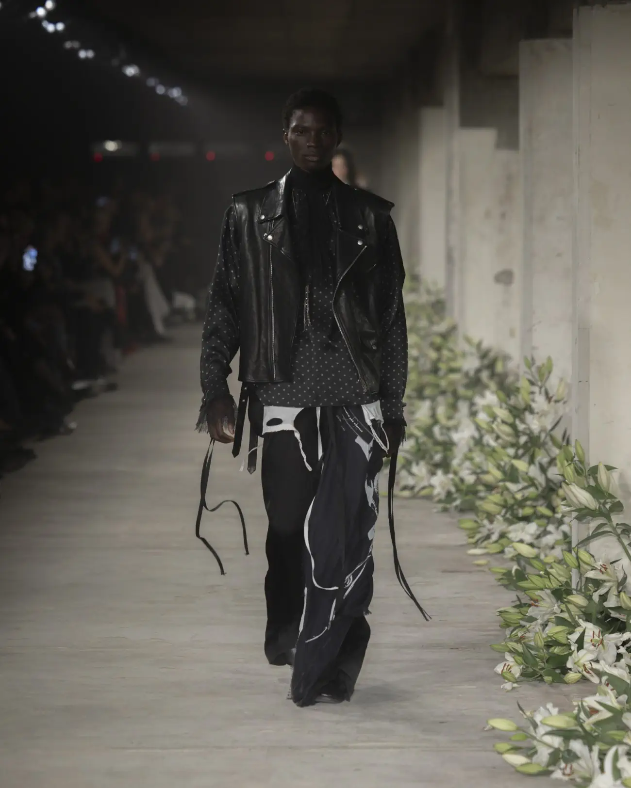 La collection Printemps 2025 d'Ann Demeulemeester mêle nostalgie et modernité