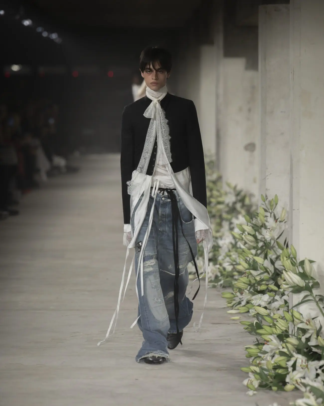 La collection Printemps 2025 d'Ann Demeulemeester mêle nostalgie et modernité