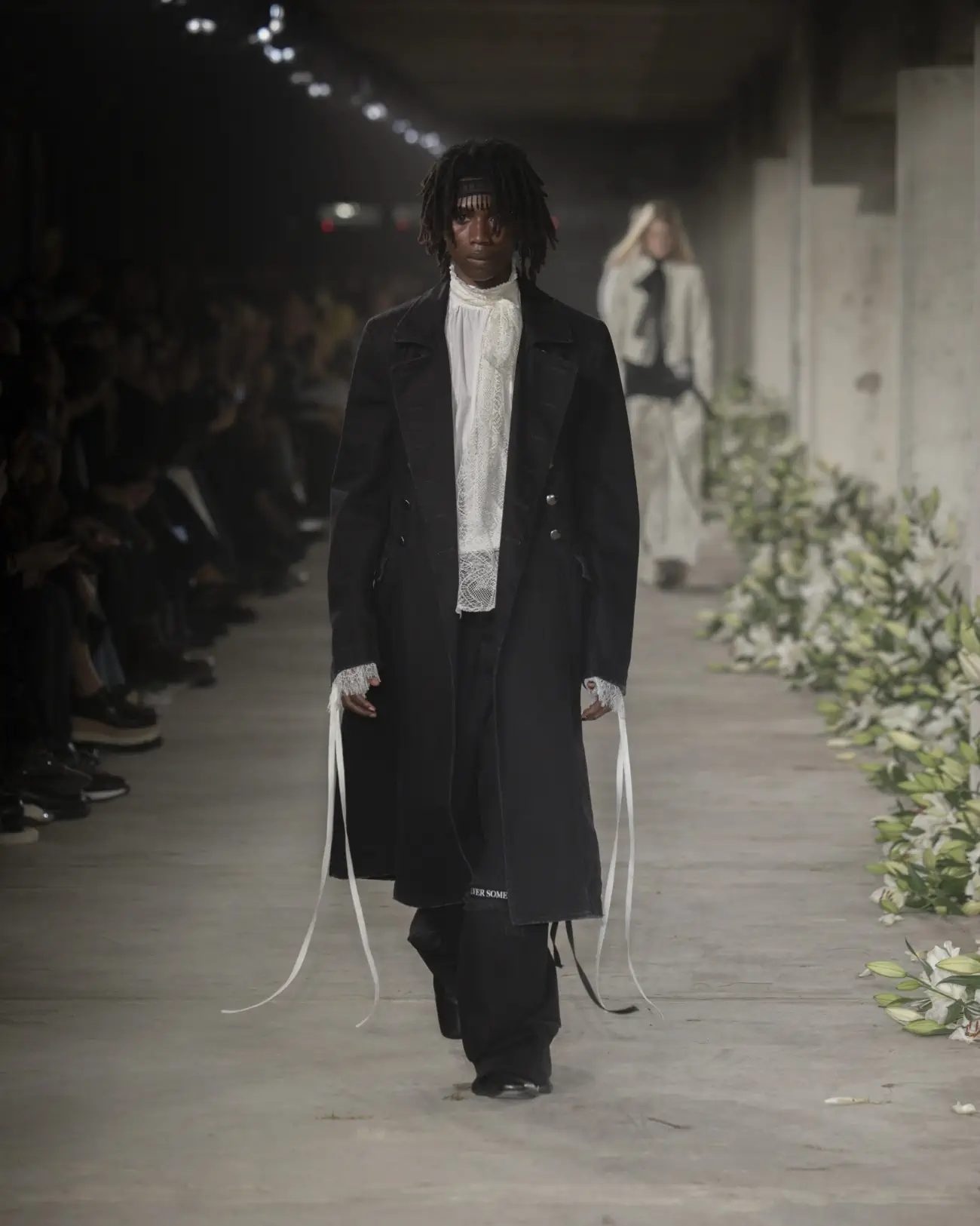 La collection Printemps 2025 d'Ann Demeulemeester mêle nostalgie et modernité